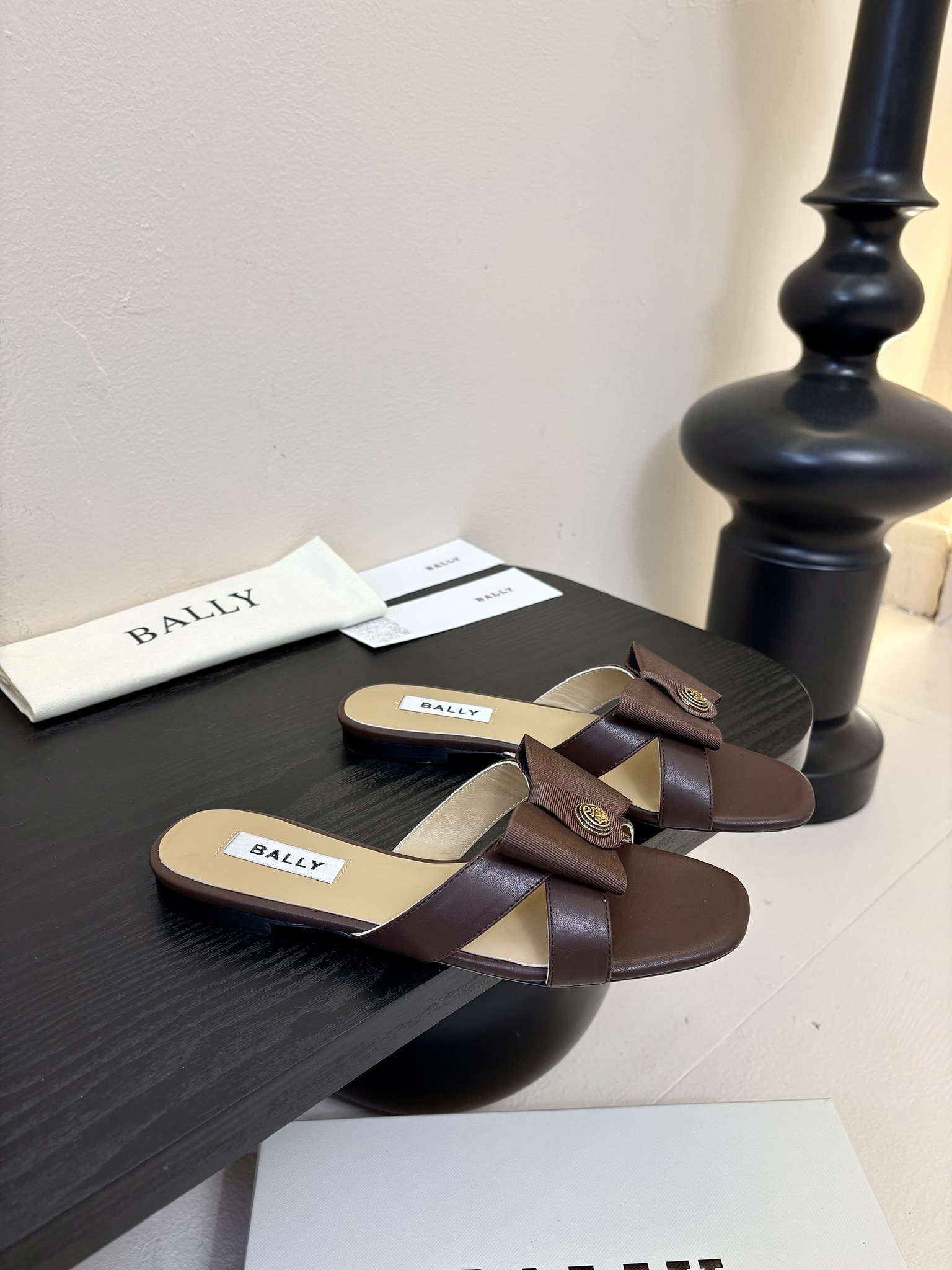 
Bally 芭利 25ss春夏新款 织带蝴蝶结 扣饰 粗跟 单鞋

款式新颖别致，采用方形头型设计 配