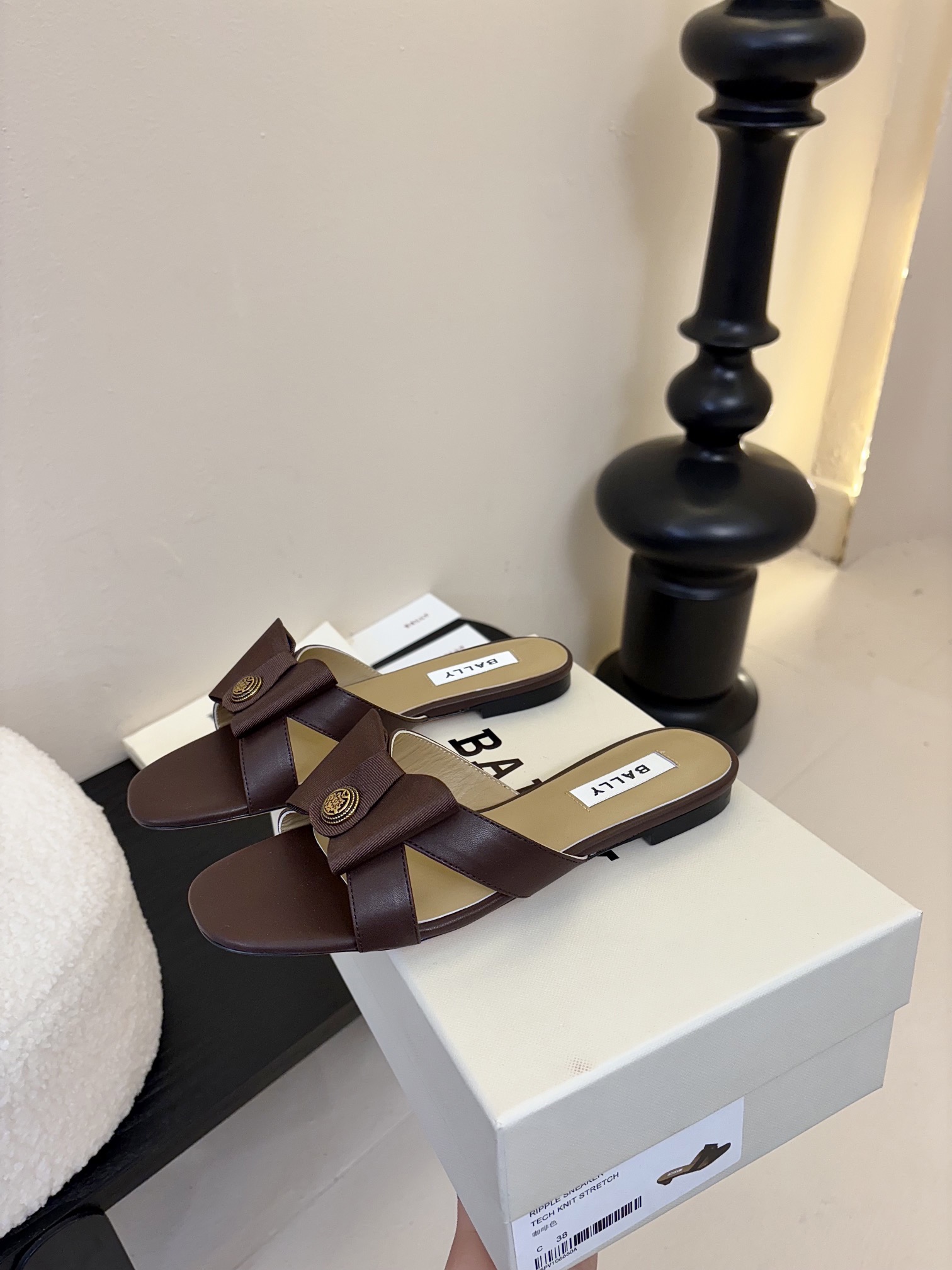 
Bally 芭利 25ss春夏新款 织带蝴蝶结 扣饰 粗跟 单鞋

款式新颖别致，采用方形头型设计 配
