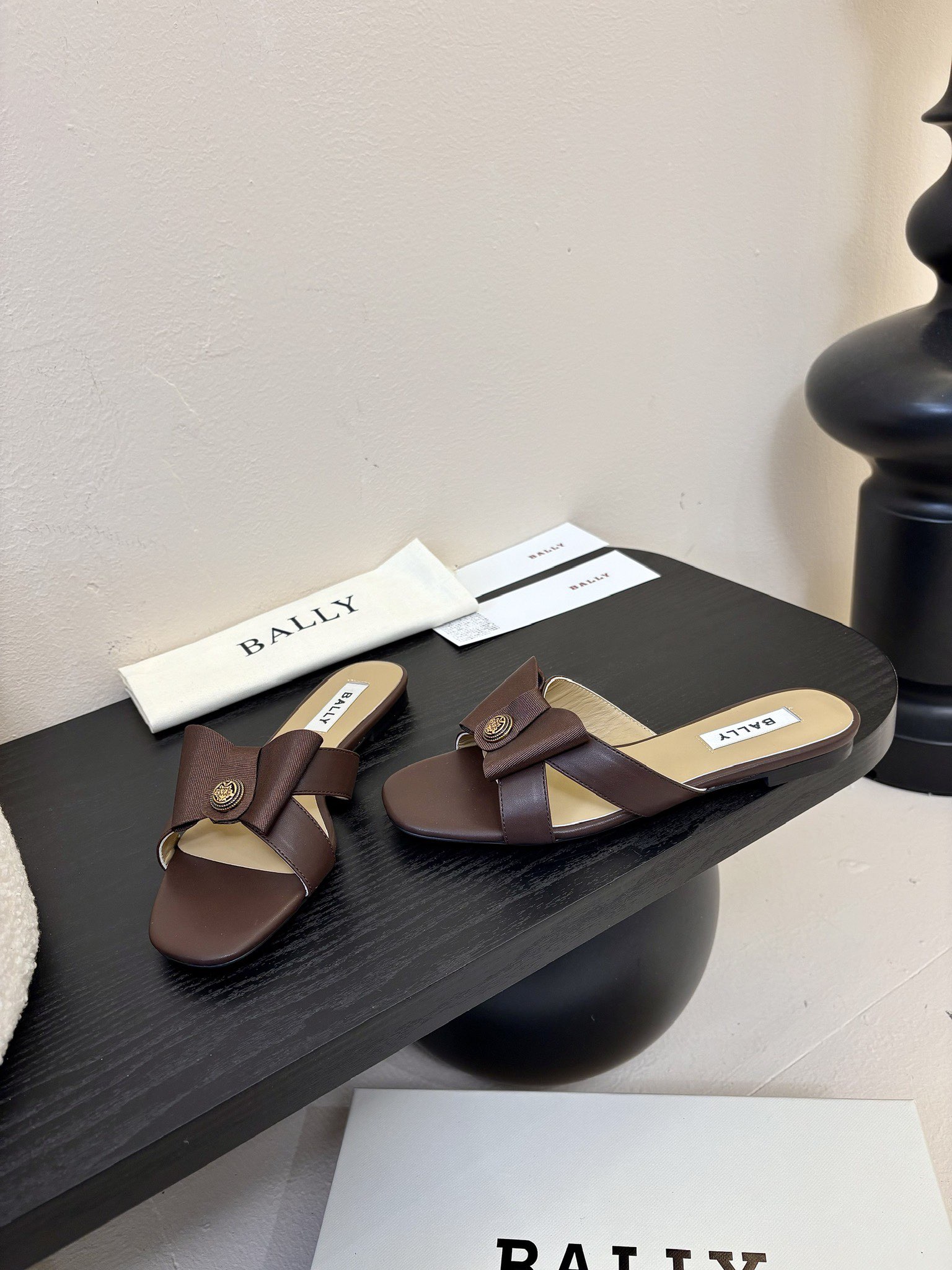 
Bally 芭利 25ss春夏新款 织带蝴蝶结 扣饰 粗跟 单鞋

款式新颖别致，采用方形头型设计 配