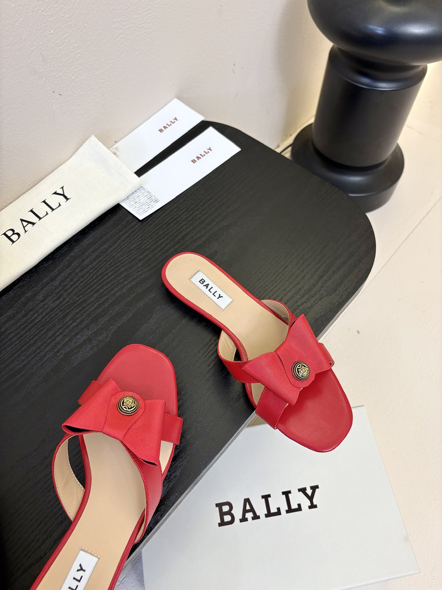
Bally 芭利 25ss春夏新款 织带蝴蝶结 扣饰 粗跟 单鞋

款式新颖别致，采用方形头型设计 配