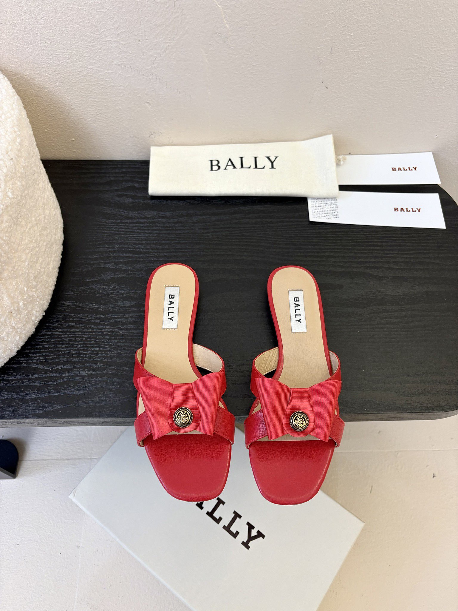 
Bally 芭利 25ss春夏新款 织带蝴蝶结 扣饰 粗跟 单鞋

款式新颖别致，采用方形头型设计 配