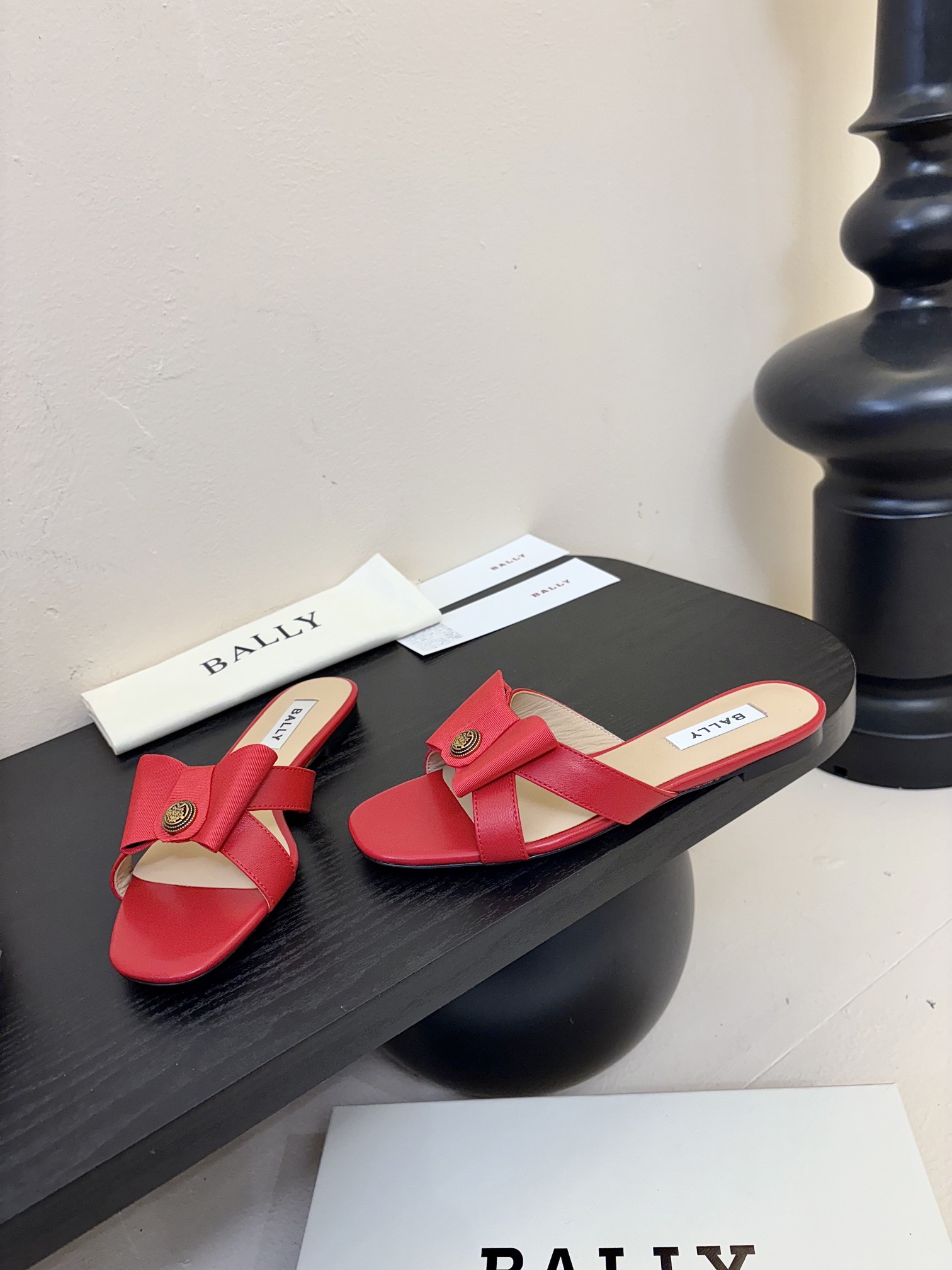
Bally 芭利 25ss春夏新款 织带蝴蝶结 扣饰 粗跟 单鞋

款式新颖别致，采用方形头型设计 配
