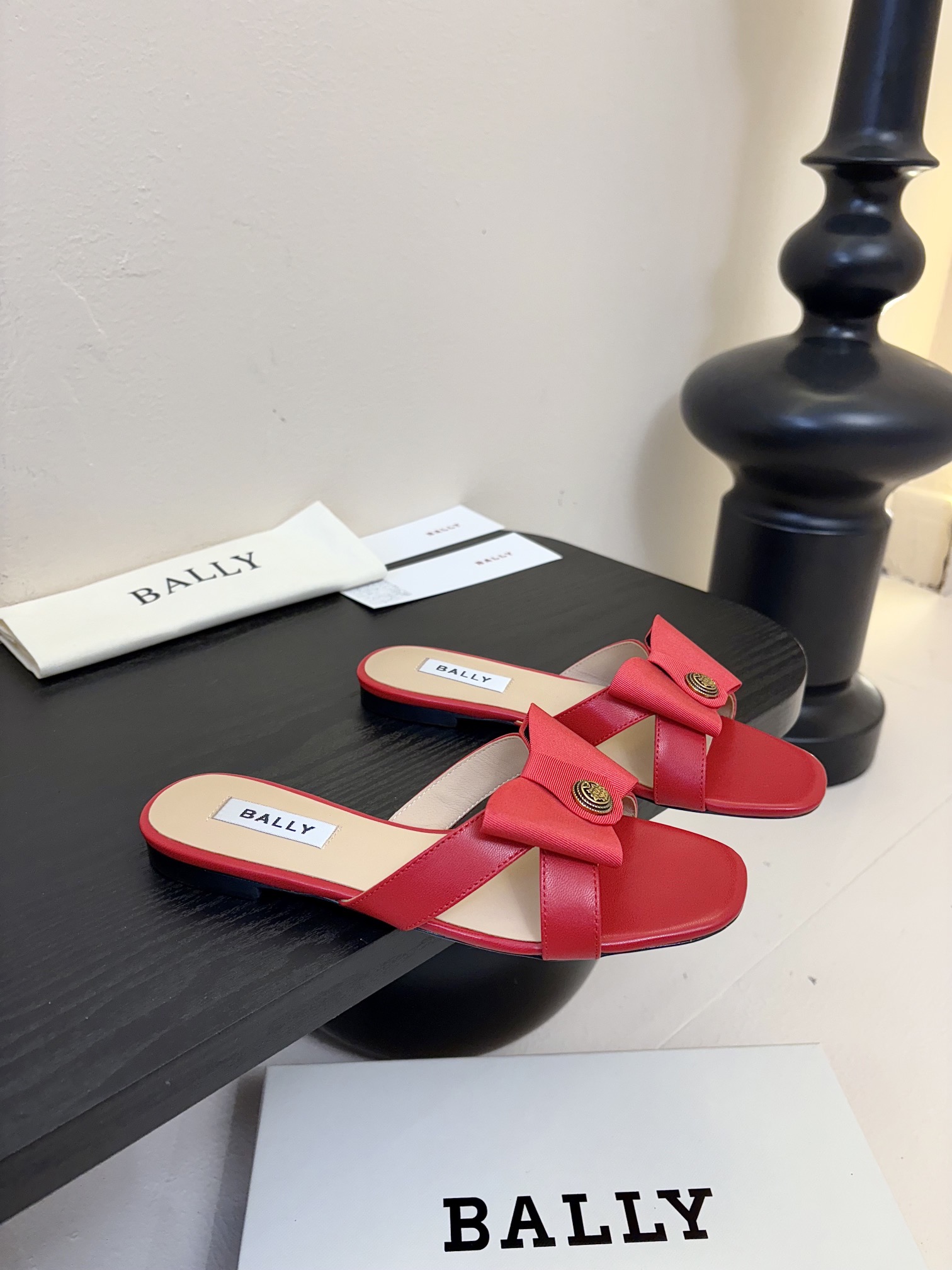 
Bally 芭利 25ss春夏新款 织带蝴蝶结 扣饰 粗跟 单鞋

款式新颖别致，采用方形头型设计 配