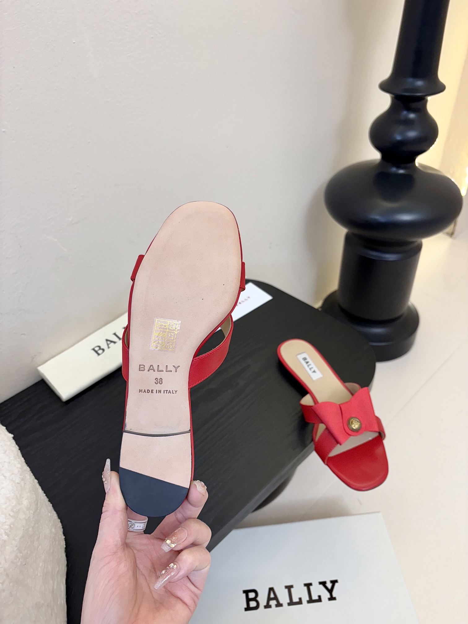 
Bally 芭利 25ss春夏新款 织带蝴蝶结 扣饰 粗跟 单鞋

款式新颖别致，采用方形头型设计 配