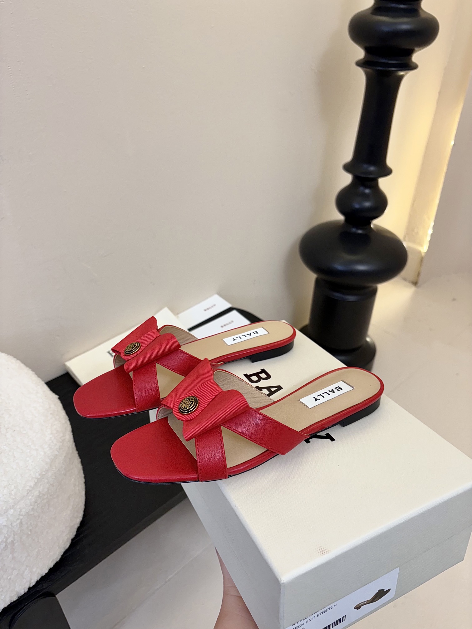 
Bally 芭利 25ss春夏新款 织带蝴蝶结 扣饰 粗跟 单鞋

款式新颖别致，采用方形头型设计 配