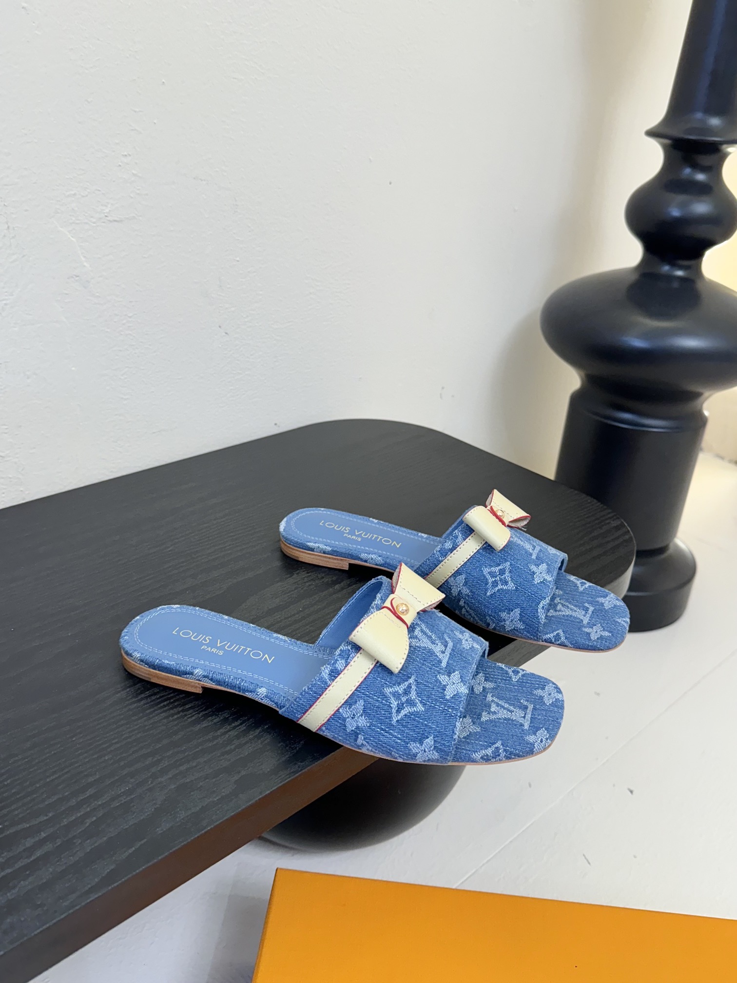 
𝐋𝐨𝐮𝐢𝐬 𝐕𝐮𝐢𝐭𝐭𝐨𝐧#路易威登春夏新品老花色 丹宁牛仔系列平跟凉鞋/小猫跟拖 复古上脚又好看 特
