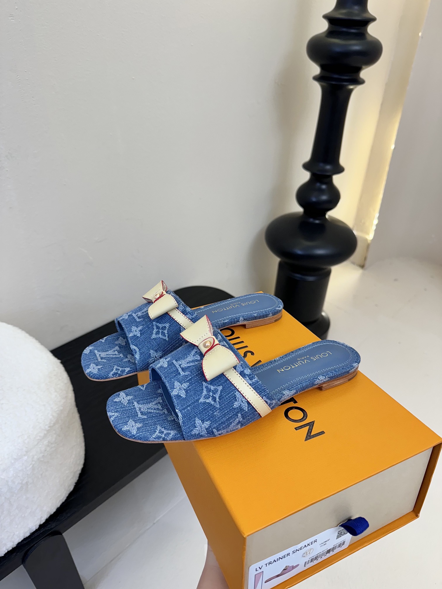
𝐋𝐨𝐮𝐢𝐬 𝐕𝐮𝐢𝐭𝐭𝐨𝐧#路易威登春夏新品老花色 丹宁牛仔系列平跟凉鞋/小猫跟拖 复古上脚又好看 特