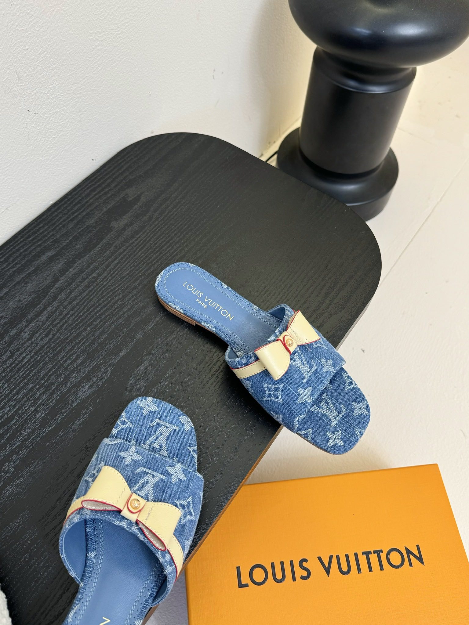 
𝐋𝐨𝐮𝐢𝐬 𝐕𝐮𝐢𝐭𝐭𝐨𝐧#路易威登春夏新品老花色 丹宁牛仔系列平跟凉鞋/小猫跟拖 复古上脚又好看 特