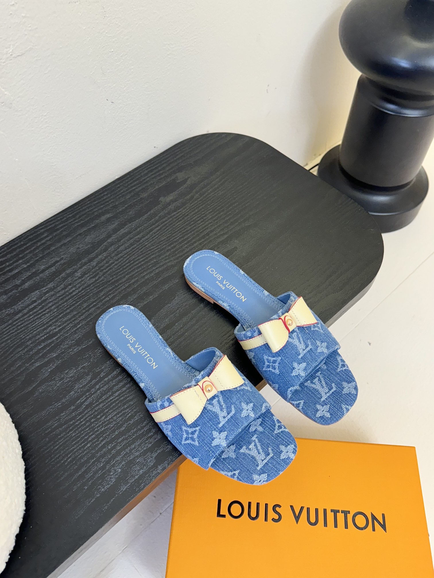 
𝐋𝐨𝐮𝐢𝐬 𝐕𝐮𝐢𝐭𝐭𝐨𝐧#路易威登春夏新品老花色 丹宁牛仔系列平跟凉鞋/小猫跟拖 复古上脚又好看 特