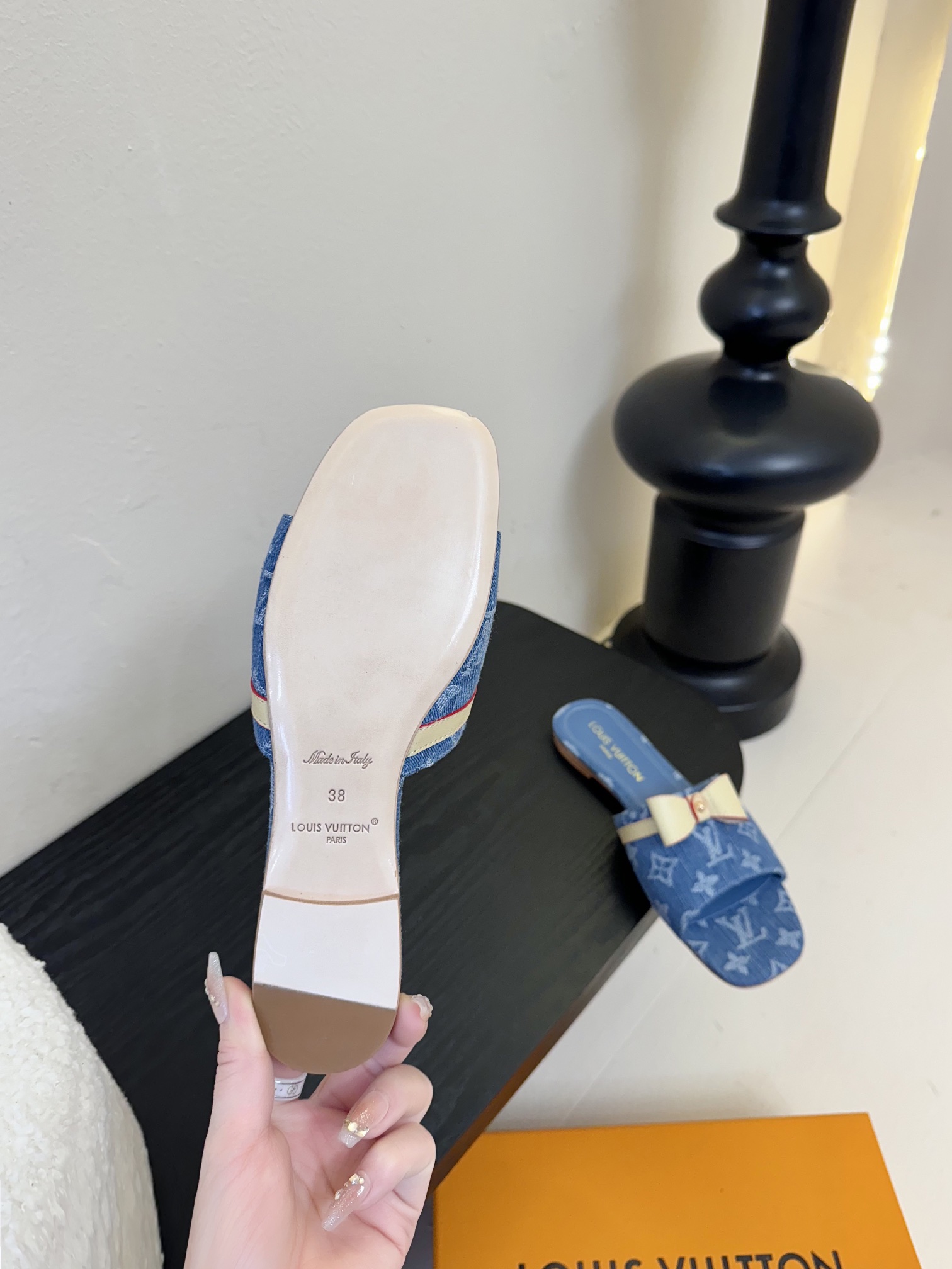 
𝐋𝐨𝐮𝐢𝐬 𝐕𝐮𝐢𝐭𝐭𝐨𝐧#路易威登春夏新品老花色 丹宁牛仔系列平跟凉鞋/小猫跟拖 复古上脚又好看 特