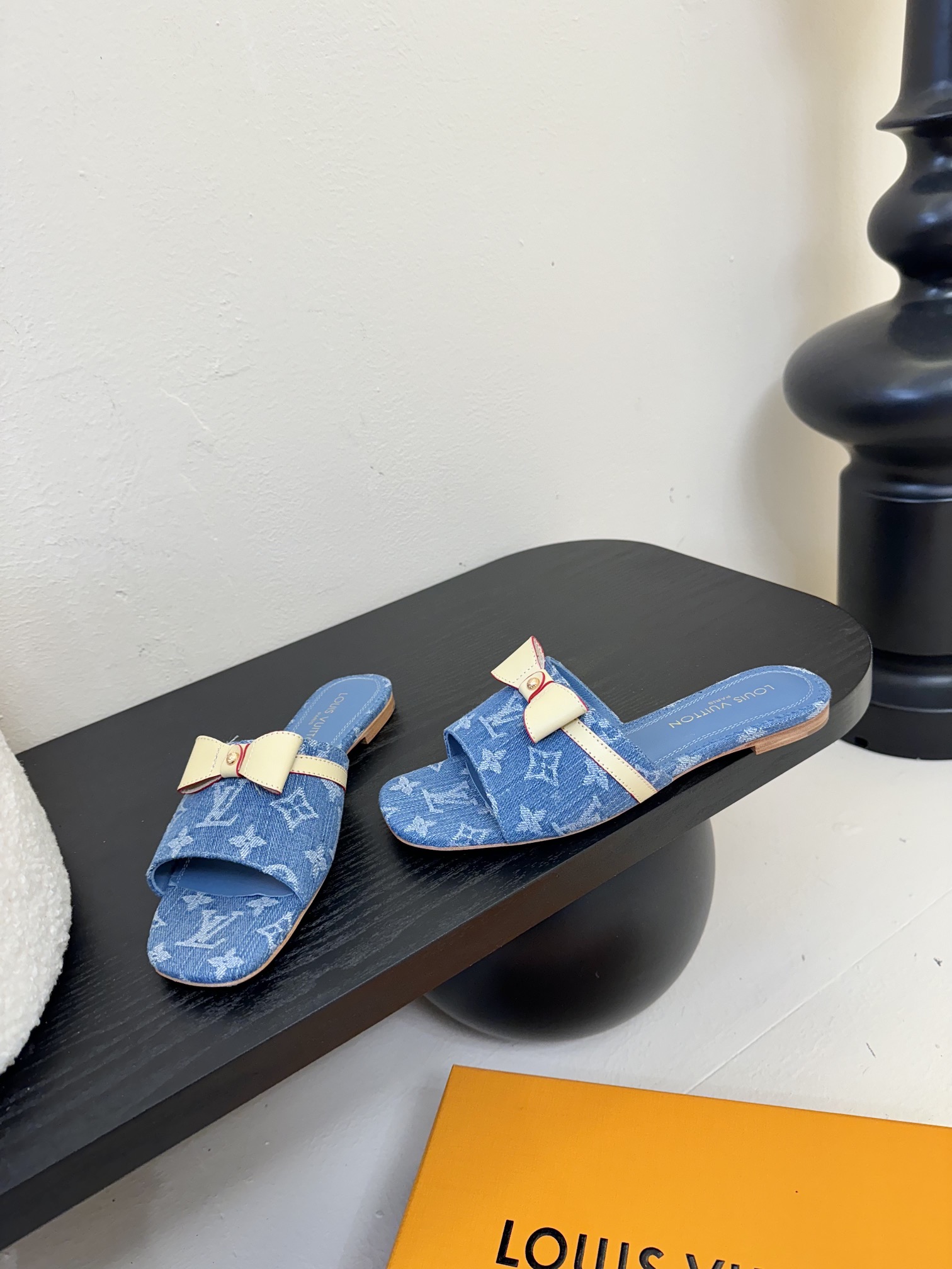 
𝐋𝐨𝐮𝐢𝐬 𝐕𝐮𝐢𝐭𝐭𝐨𝐧#路易威登春夏新品老花色 丹宁牛仔系列平跟凉鞋/小猫跟拖 复古上脚又好看 特