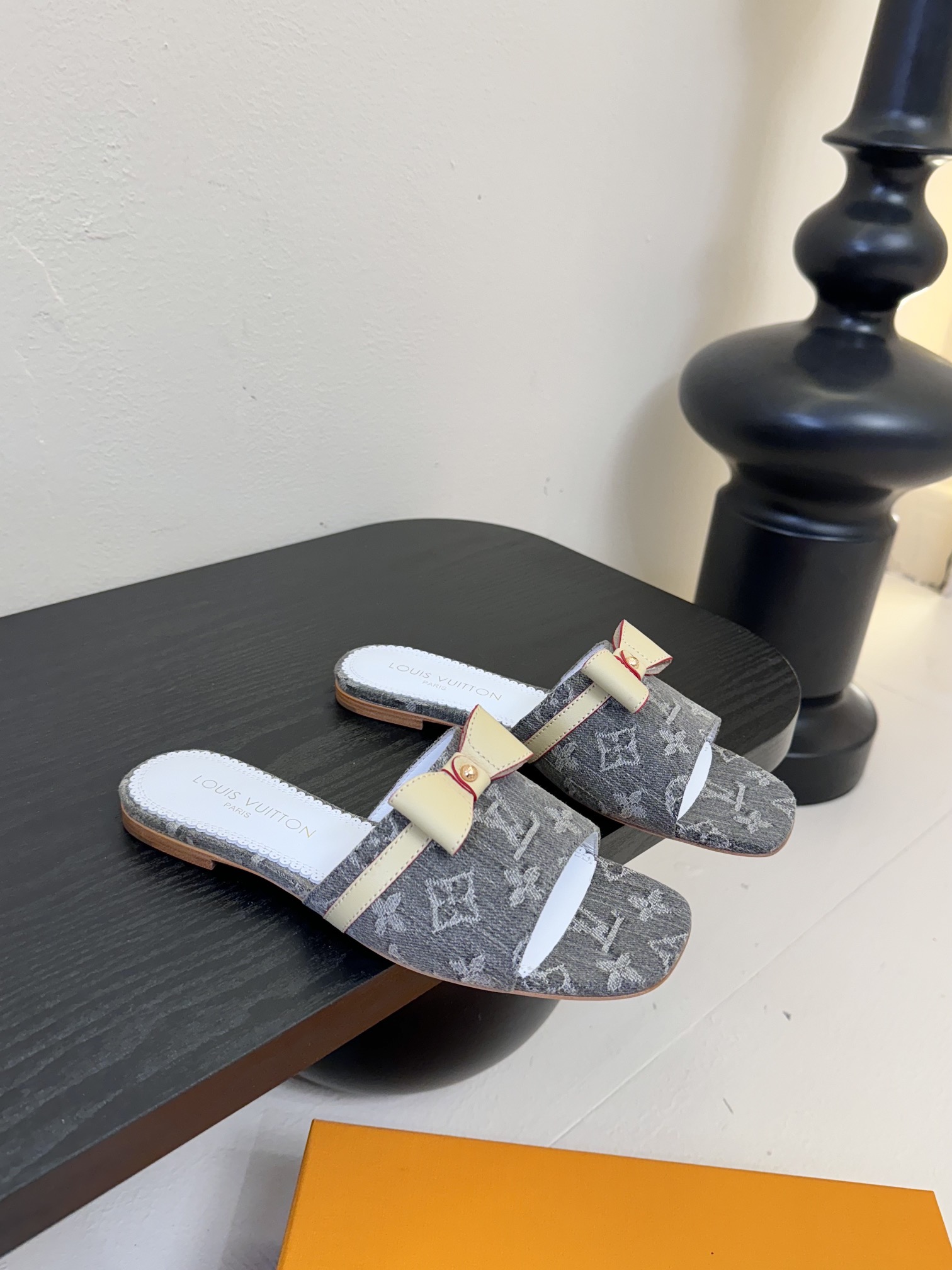 
𝐋𝐨𝐮𝐢𝐬 𝐕𝐮𝐢𝐭𝐭𝐨𝐧#路易威登春夏新品老花色 丹宁牛仔系列平跟凉鞋/小猫跟拖 复古上脚又好看 特