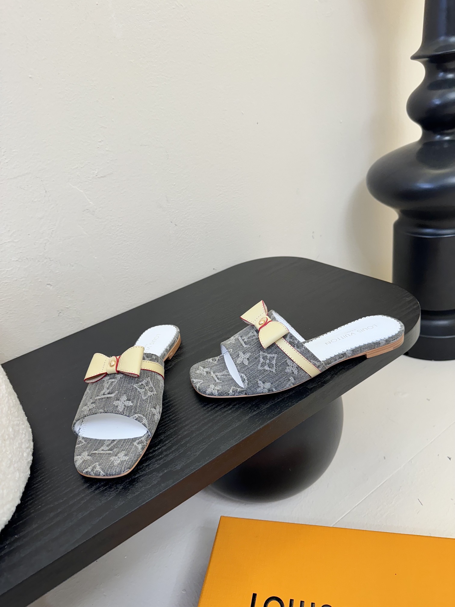 
𝐋𝐨𝐮𝐢𝐬 𝐕𝐮𝐢𝐭𝐭𝐨𝐧#路易威登春夏新品老花色 丹宁牛仔系列平跟凉鞋/小猫跟拖 复古上脚又好看 特