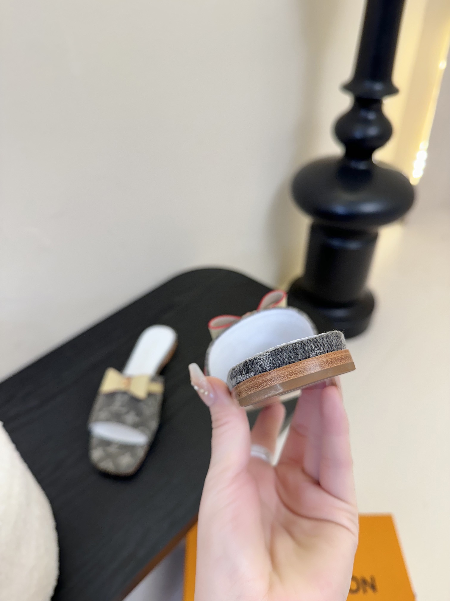 
𝐋𝐨𝐮𝐢𝐬 𝐕𝐮𝐢𝐭𝐭𝐨𝐧#路易威登春夏新品老花色 丹宁牛仔系列平跟凉鞋/小猫跟拖 复古上脚又好看 特