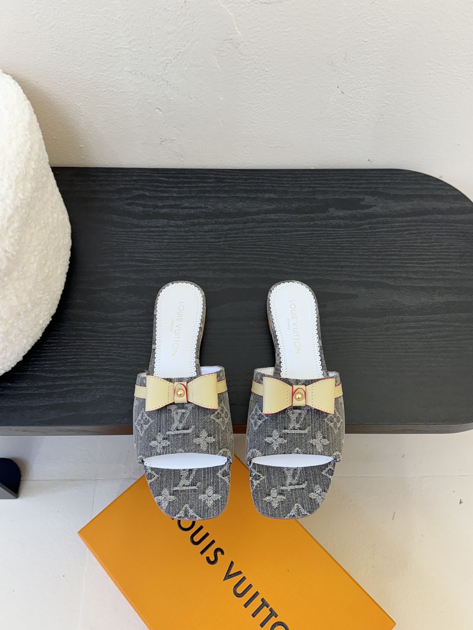
𝐋𝐨𝐮𝐢𝐬 𝐕𝐮𝐢𝐭𝐭𝐨𝐧#路易威登春夏新品老花色 丹宁牛仔系列平跟凉鞋/小猫跟拖 复古上脚又好看 特