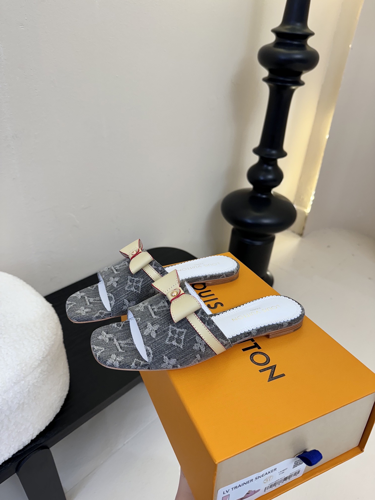 
𝐋𝐨𝐮𝐢𝐬 𝐕𝐮𝐢𝐭𝐭𝐨𝐧#路易威登春夏新品老花色 丹宁牛仔系列平跟凉鞋/小猫跟拖 复古上脚又好看 特