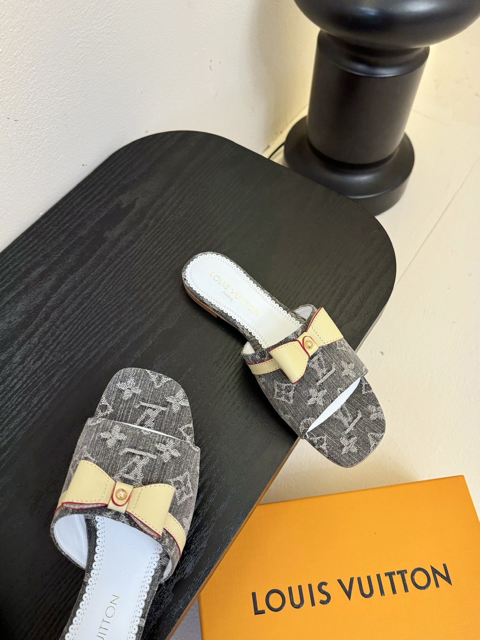 
𝐋𝐨𝐮𝐢𝐬 𝐕𝐮𝐢𝐭𝐭𝐨𝐧#路易威登春夏新品老花色 丹宁牛仔系列平跟凉鞋/小猫跟拖 复古上脚又好看 特