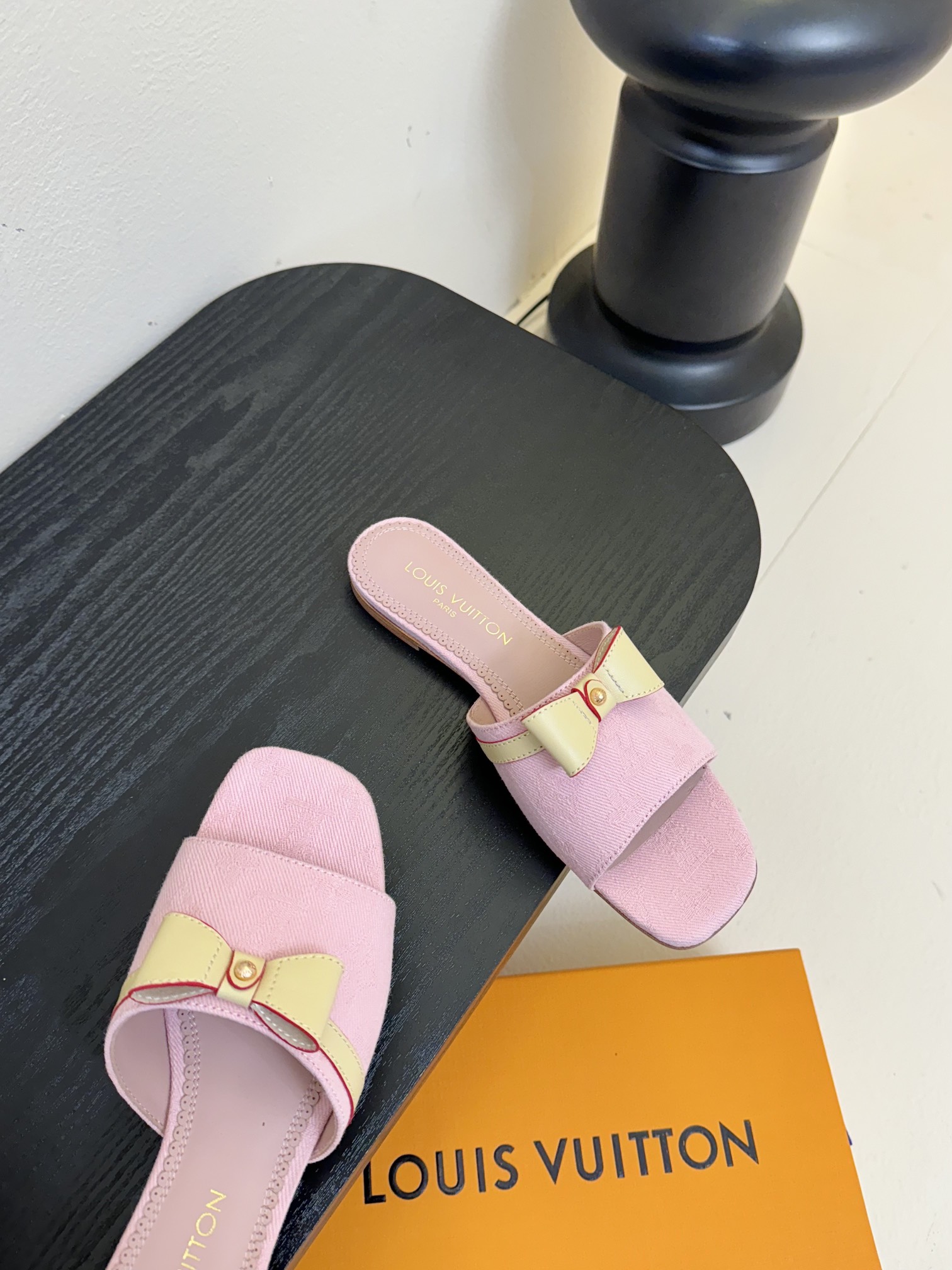
𝐋𝐨𝐮𝐢𝐬 𝐕𝐮𝐢𝐭𝐭𝐨𝐧#路易威登春夏新品老花色 丹宁牛仔系列平跟凉鞋/小猫跟拖 复古上脚又好看 特