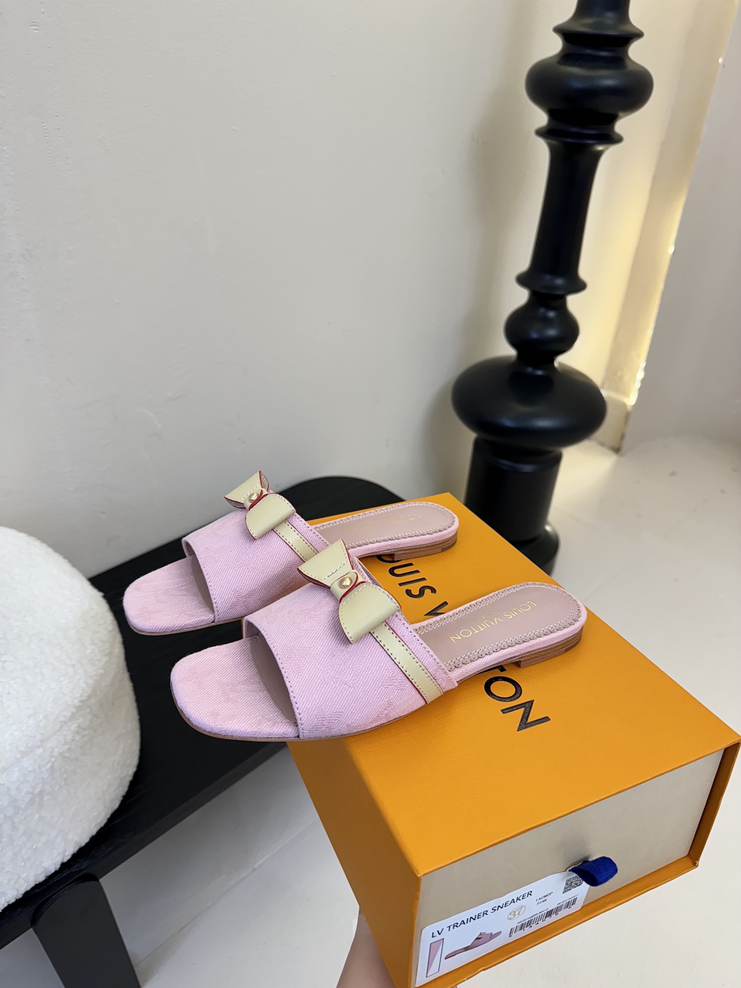 
𝐋𝐨𝐮𝐢𝐬 𝐕𝐮𝐢𝐭𝐭𝐨𝐧#路易威登春夏新品老花色 丹宁牛仔系列平跟凉鞋/小猫跟拖 复古上脚又好看 特