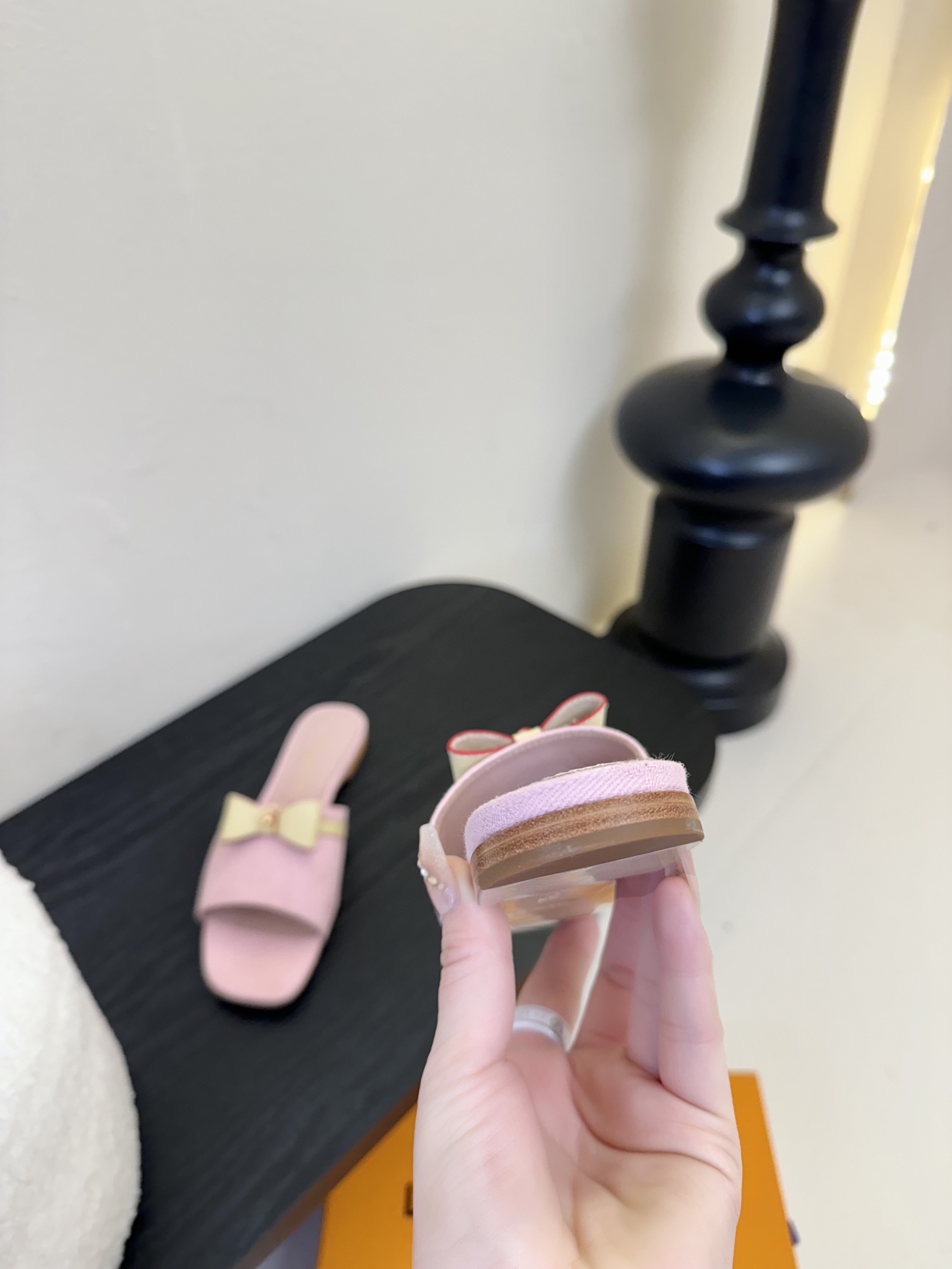 
𝐋𝐨𝐮𝐢𝐬 𝐕𝐮𝐢𝐭𝐭𝐨𝐧#路易威登春夏新品老花色 丹宁牛仔系列平跟凉鞋/小猫跟拖 复古上脚又好看 特