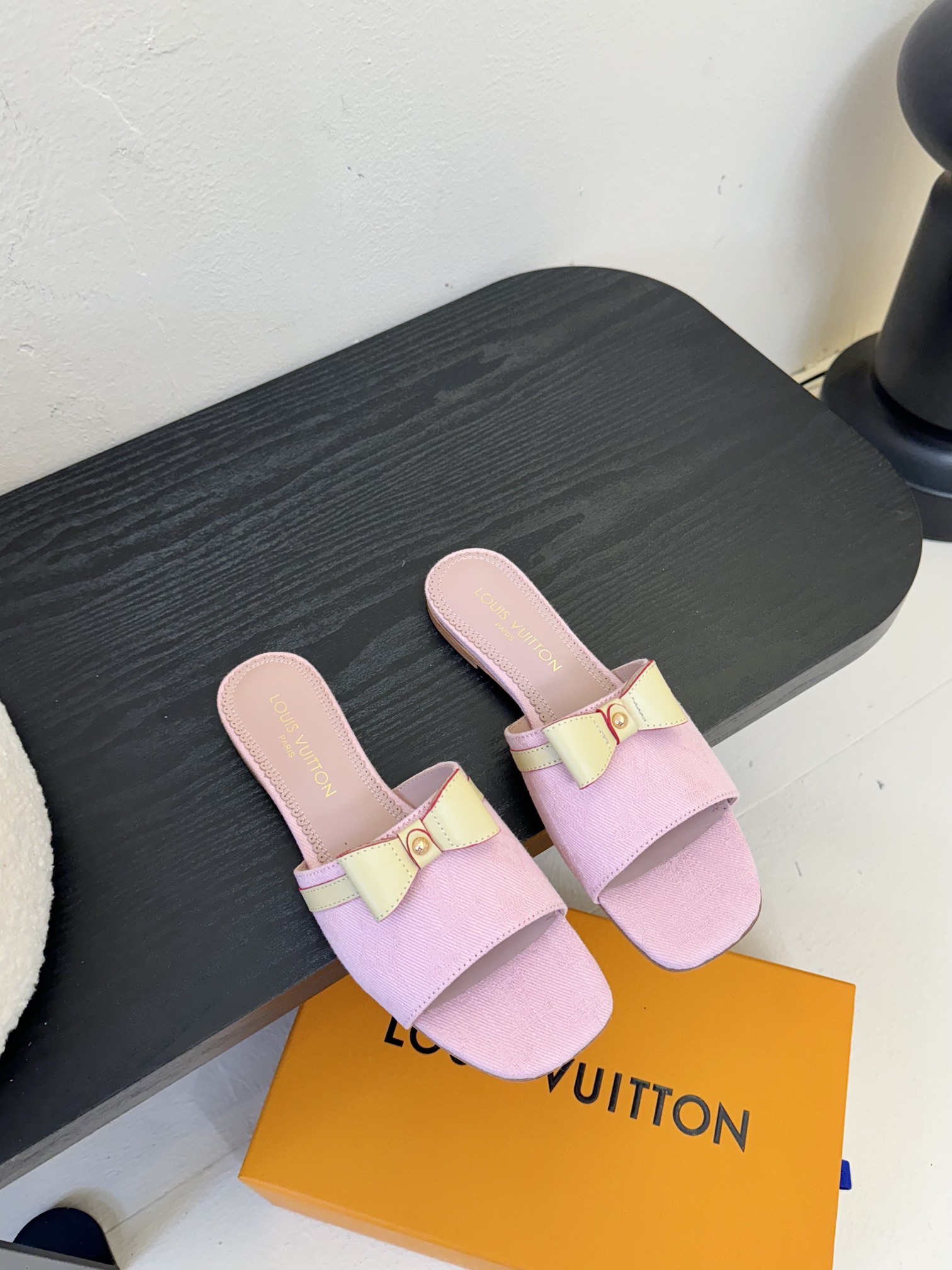
𝐋𝐨𝐮𝐢𝐬 𝐕𝐮𝐢𝐭𝐭𝐨𝐧#路易威登春夏新品老花色 丹宁牛仔系列平跟凉鞋/小猫跟拖 复古上脚又好看 特