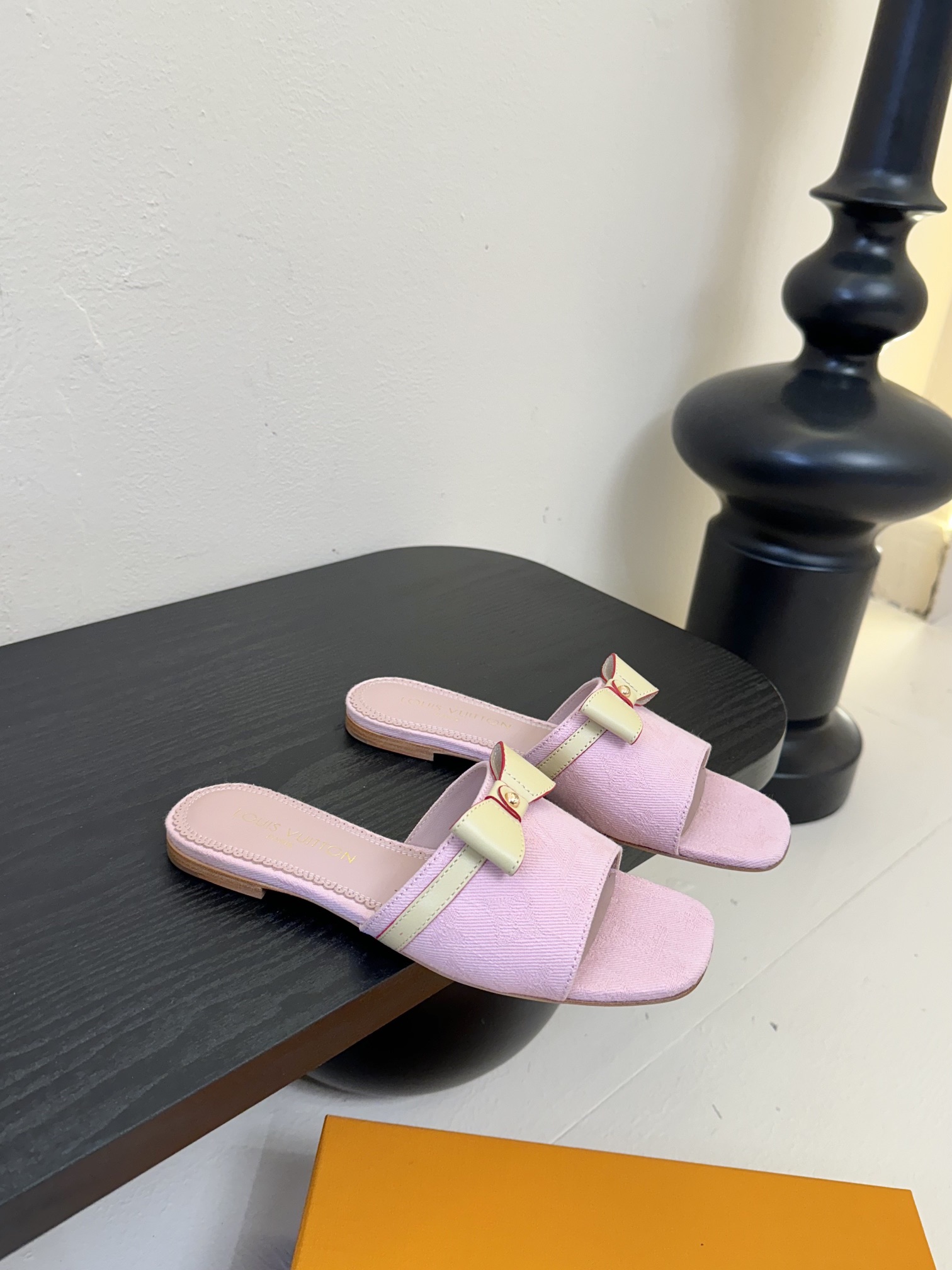 
𝐋𝐨𝐮𝐢𝐬 𝐕𝐮𝐢𝐭𝐭𝐨𝐧#路易威登春夏新品老花色 丹宁牛仔系列平跟凉鞋/小猫跟拖 复古上脚又好看 特