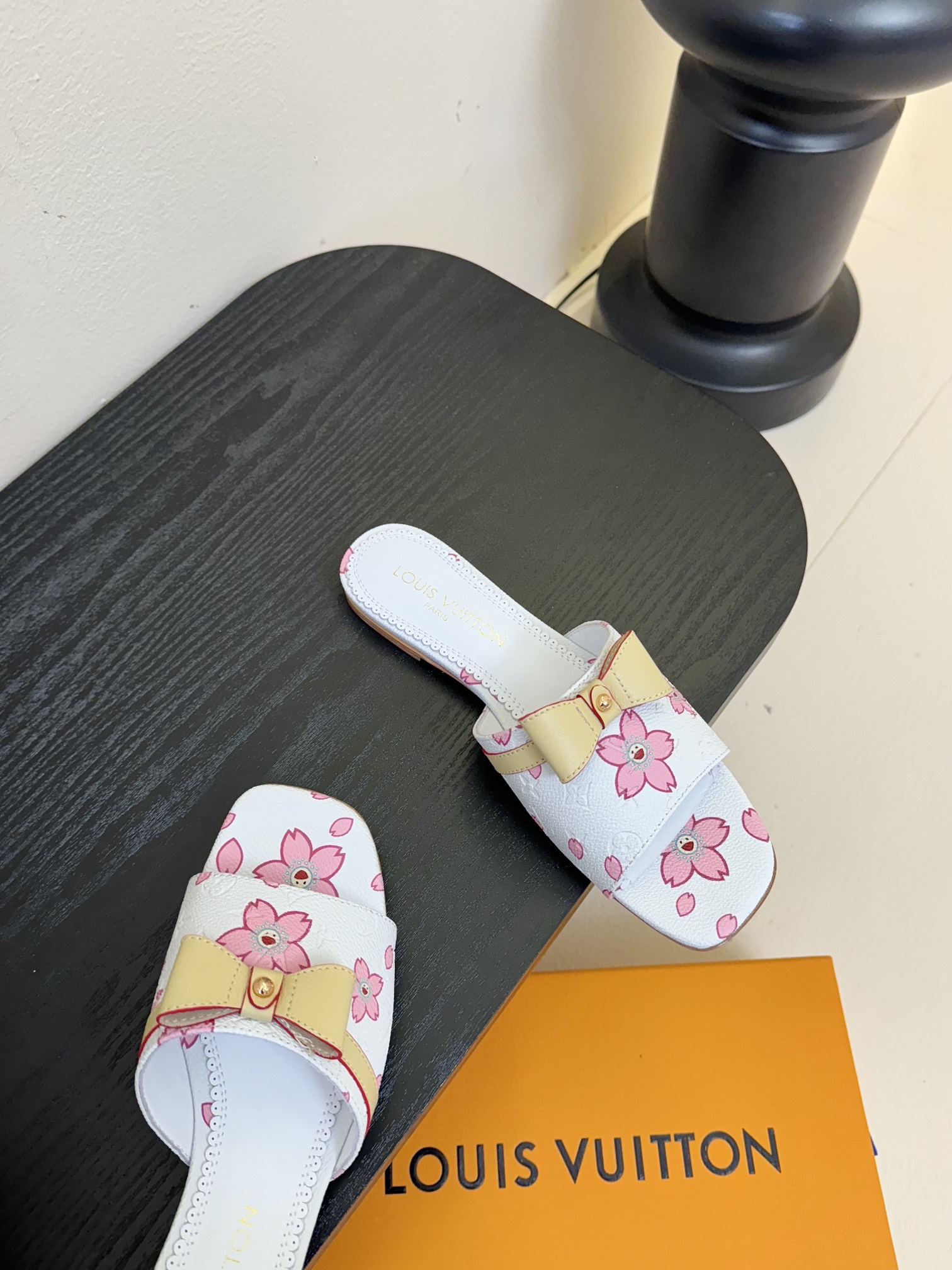 
𝐋𝐨𝐮𝐢𝐬 𝐕𝐮𝐢𝐭𝐭𝐨𝐧#路易威登春夏新品老花色 丹宁牛仔系列平跟凉鞋/小猫跟拖 复古上脚又好看 特