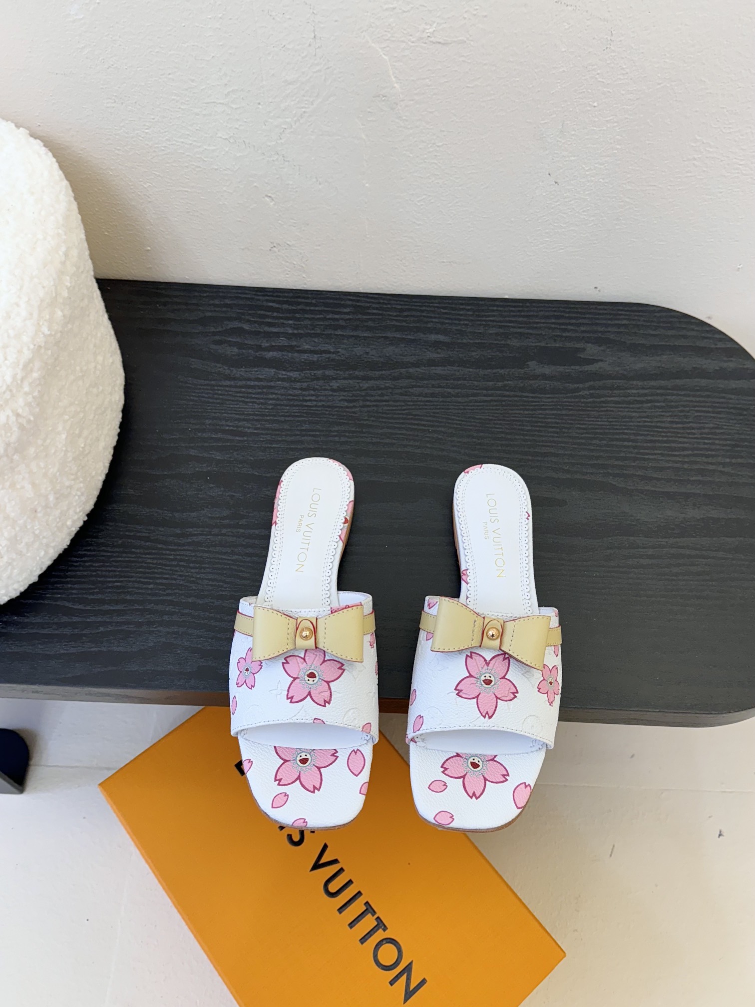 
𝐋𝐨𝐮𝐢𝐬 𝐕𝐮𝐢𝐭𝐭𝐨𝐧#路易威登春夏新品老花色 丹宁牛仔系列平跟凉鞋/小猫跟拖 复古上脚又好看 特