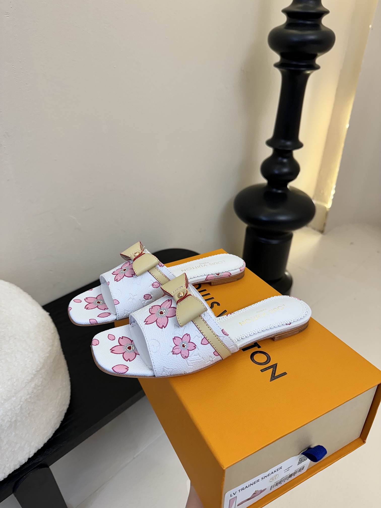 
𝐋𝐨𝐮𝐢𝐬 𝐕𝐮𝐢𝐭𝐭𝐨𝐧#路易威登春夏新品老花色 丹宁牛仔系列平跟凉鞋/小猫跟拖 复古上脚又好看 特