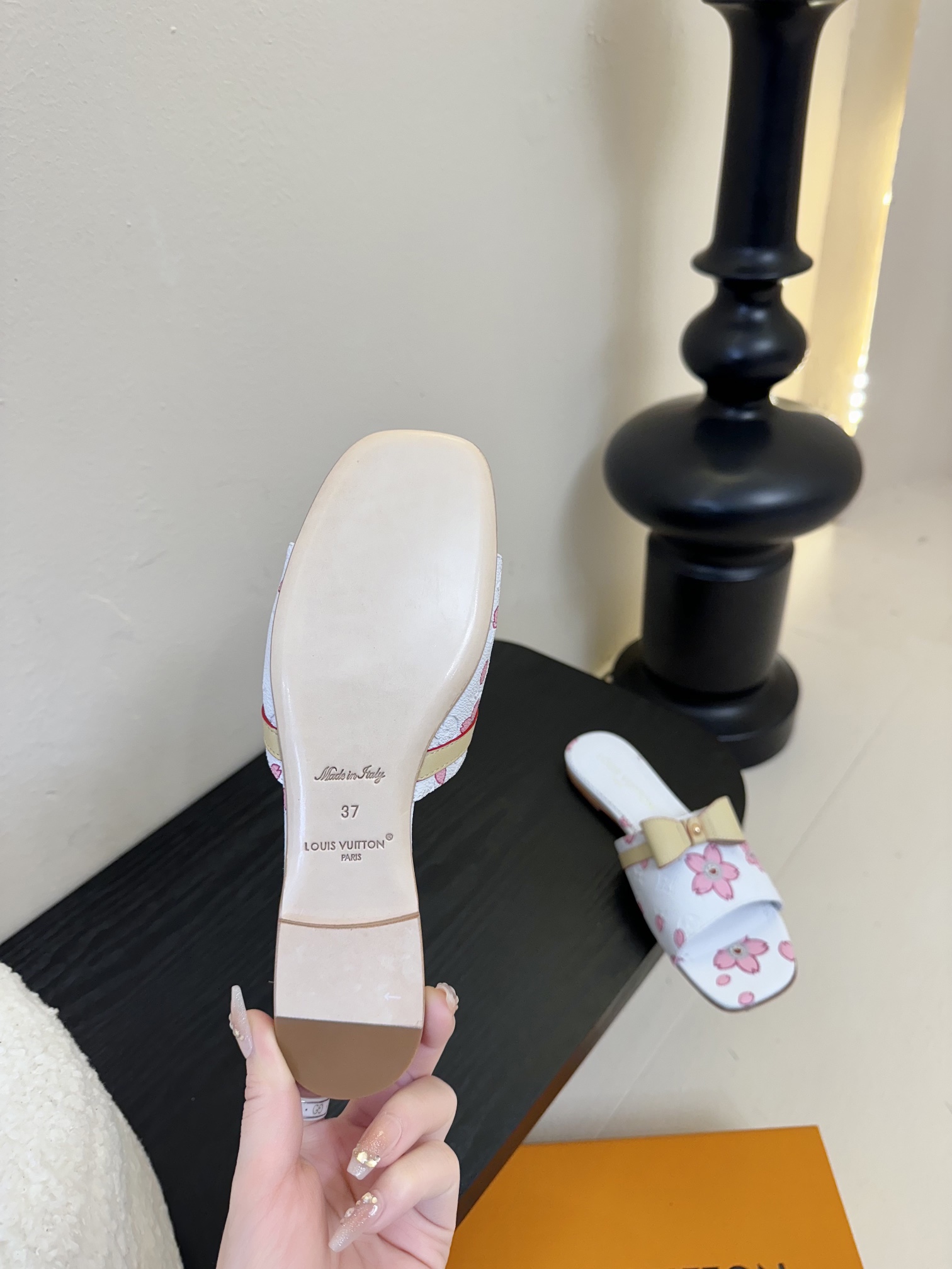 
𝐋𝐨𝐮𝐢𝐬 𝐕𝐮𝐢𝐭𝐭𝐨𝐧#路易威登春夏新品老花色 丹宁牛仔系列平跟凉鞋/小猫跟拖 复古上脚又好看 特