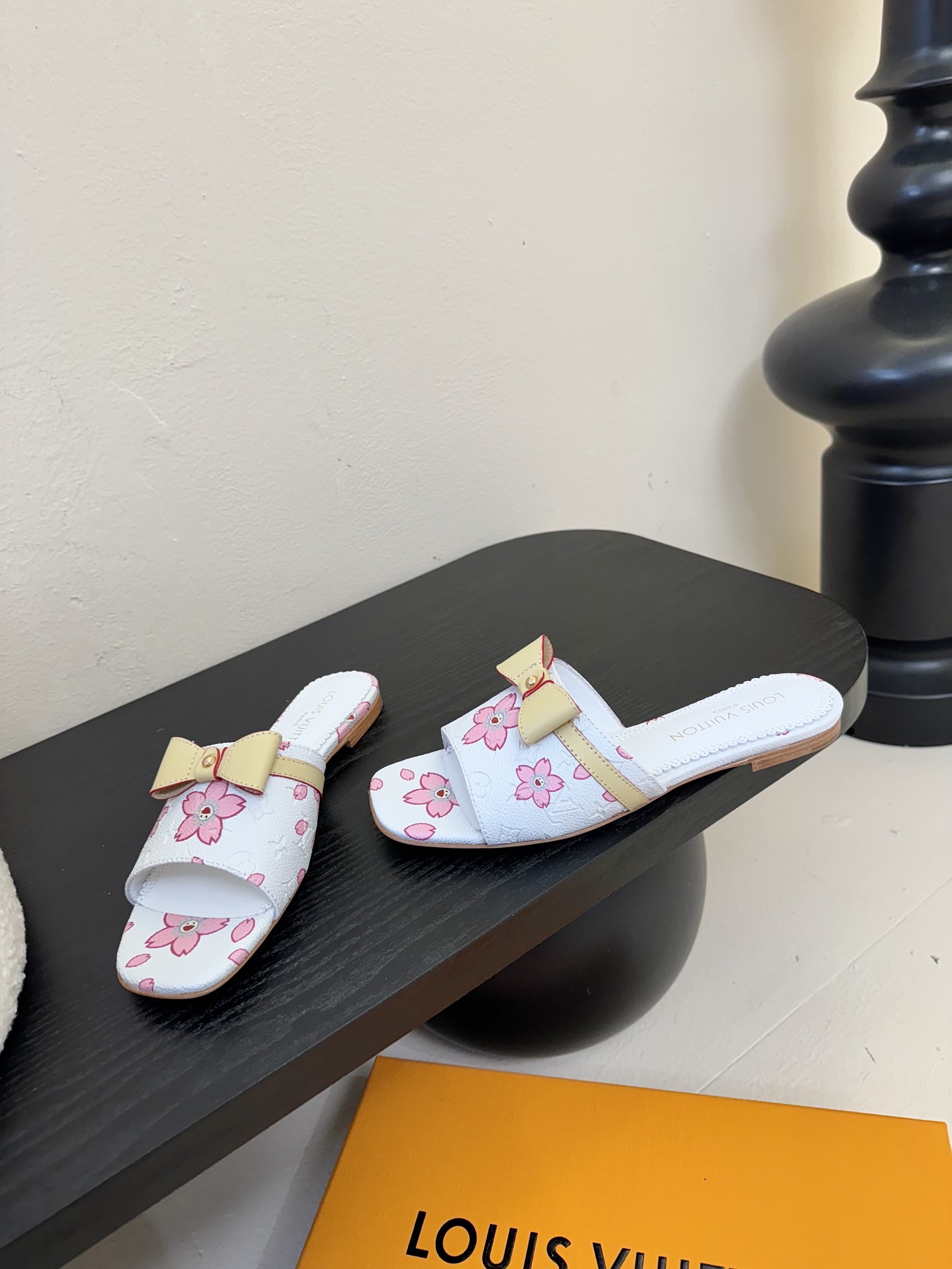 
𝐋𝐨𝐮𝐢𝐬 𝐕𝐮𝐢𝐭𝐭𝐨𝐧#路易威登春夏新品老花色 丹宁牛仔系列平跟凉鞋/小猫跟拖 复古上脚又好看 特