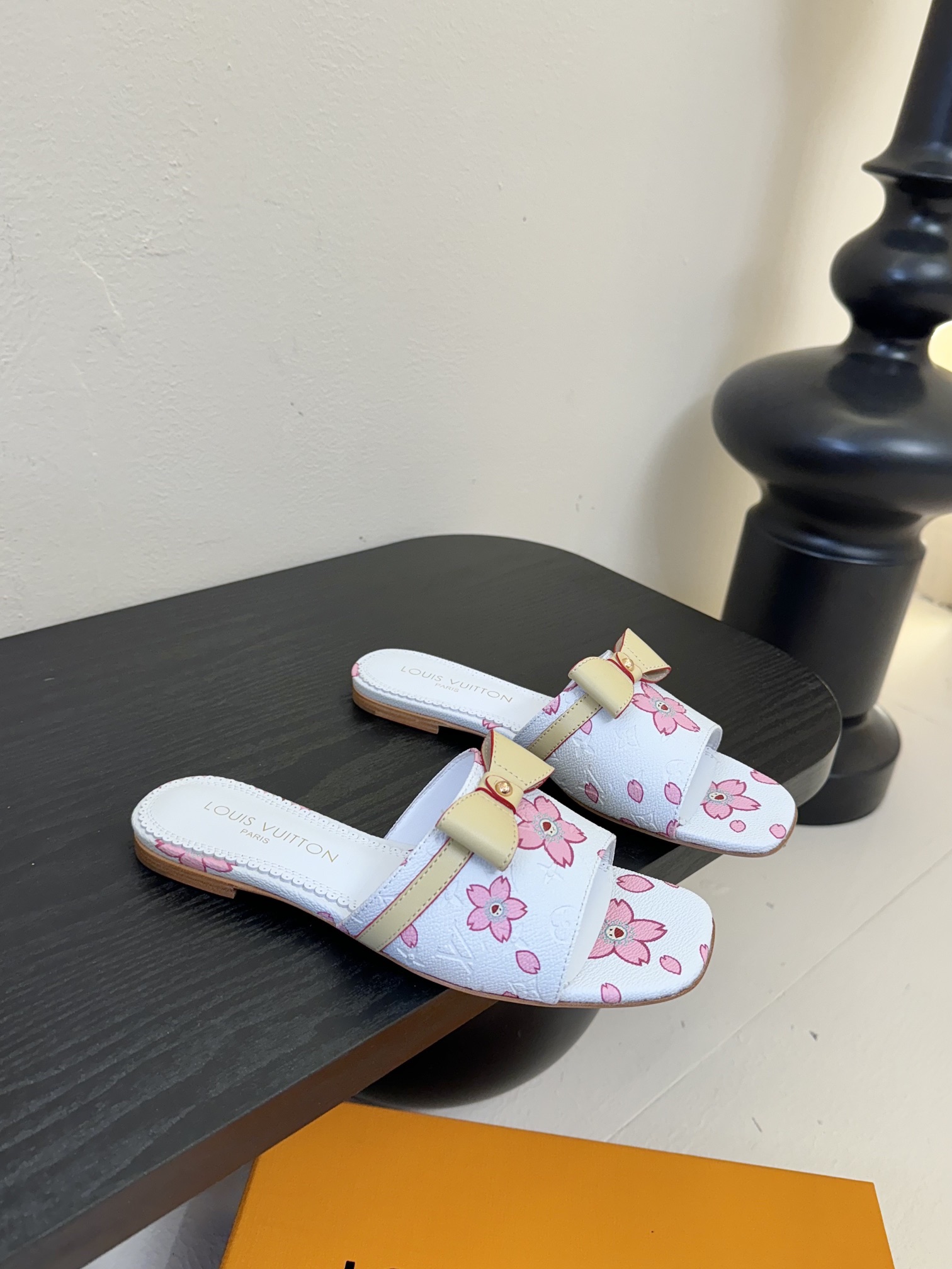 
𝐋𝐨𝐮𝐢𝐬 𝐕𝐮𝐢𝐭𝐭𝐨𝐧#路易威登春夏新品老花色 丹宁牛仔系列平跟凉鞋/小猫跟拖 复古上脚又好看 特