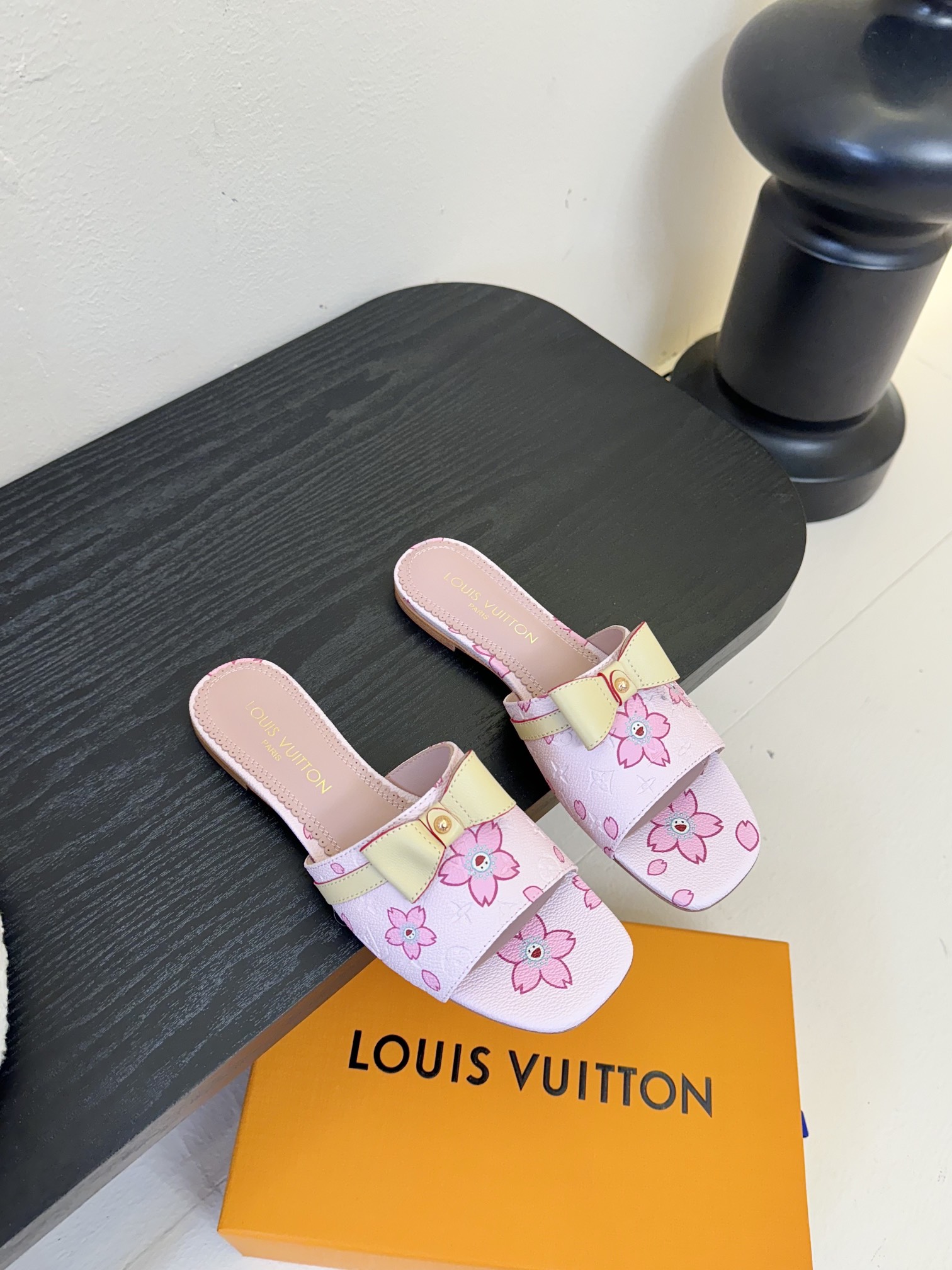 
𝐋𝐨𝐮𝐢𝐬 𝐕𝐮𝐢𝐭𝐭𝐨𝐧#路易威登春夏新品老花色 丹宁牛仔系列平跟凉鞋/小猫跟拖 复古上脚又好看 特
