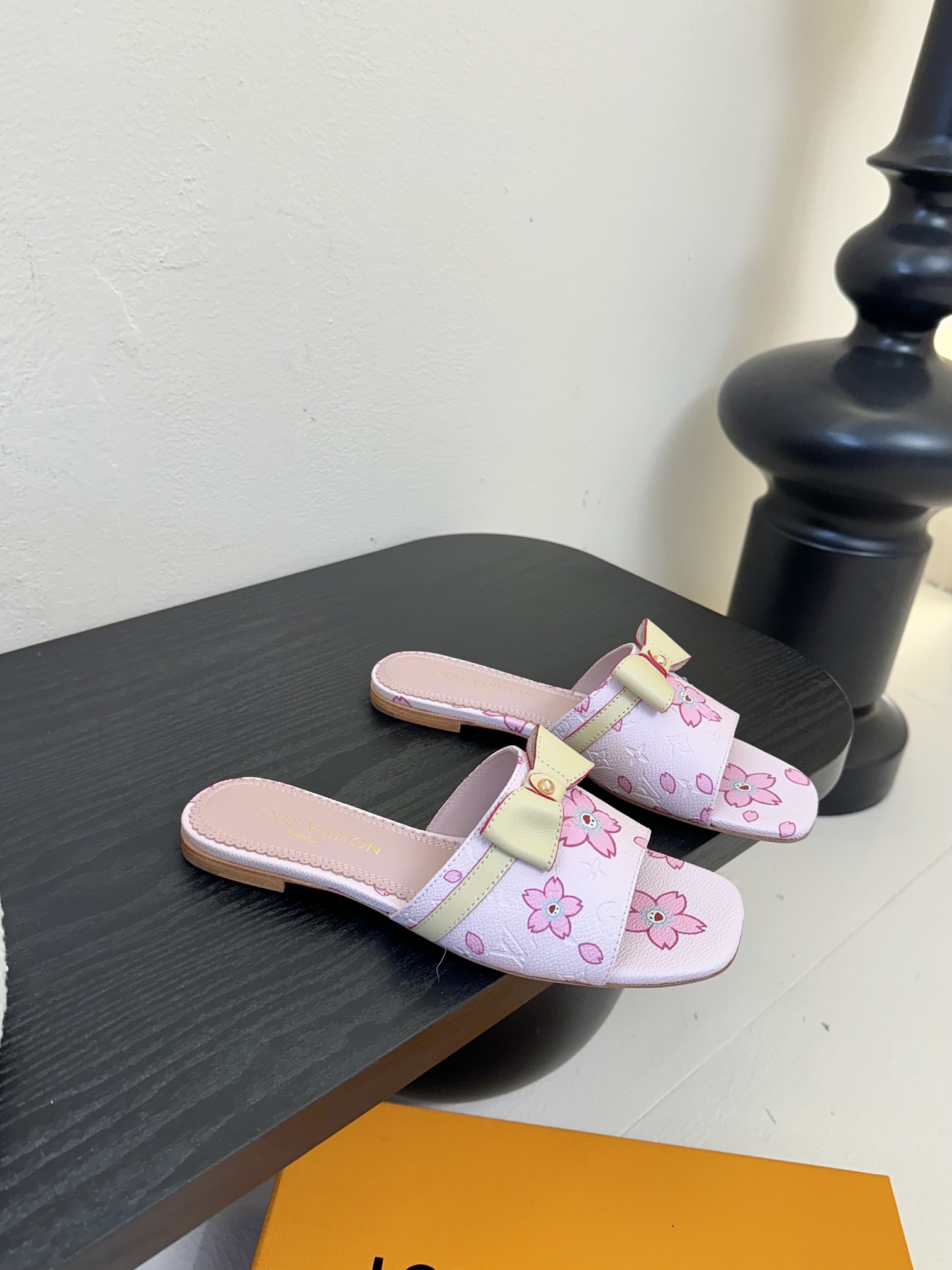 
𝐋𝐨𝐮𝐢𝐬 𝐕𝐮𝐢𝐭𝐭𝐨𝐧#路易威登春夏新品老花色 丹宁牛仔系列平跟凉鞋/小猫跟拖 复古上脚又好看 特