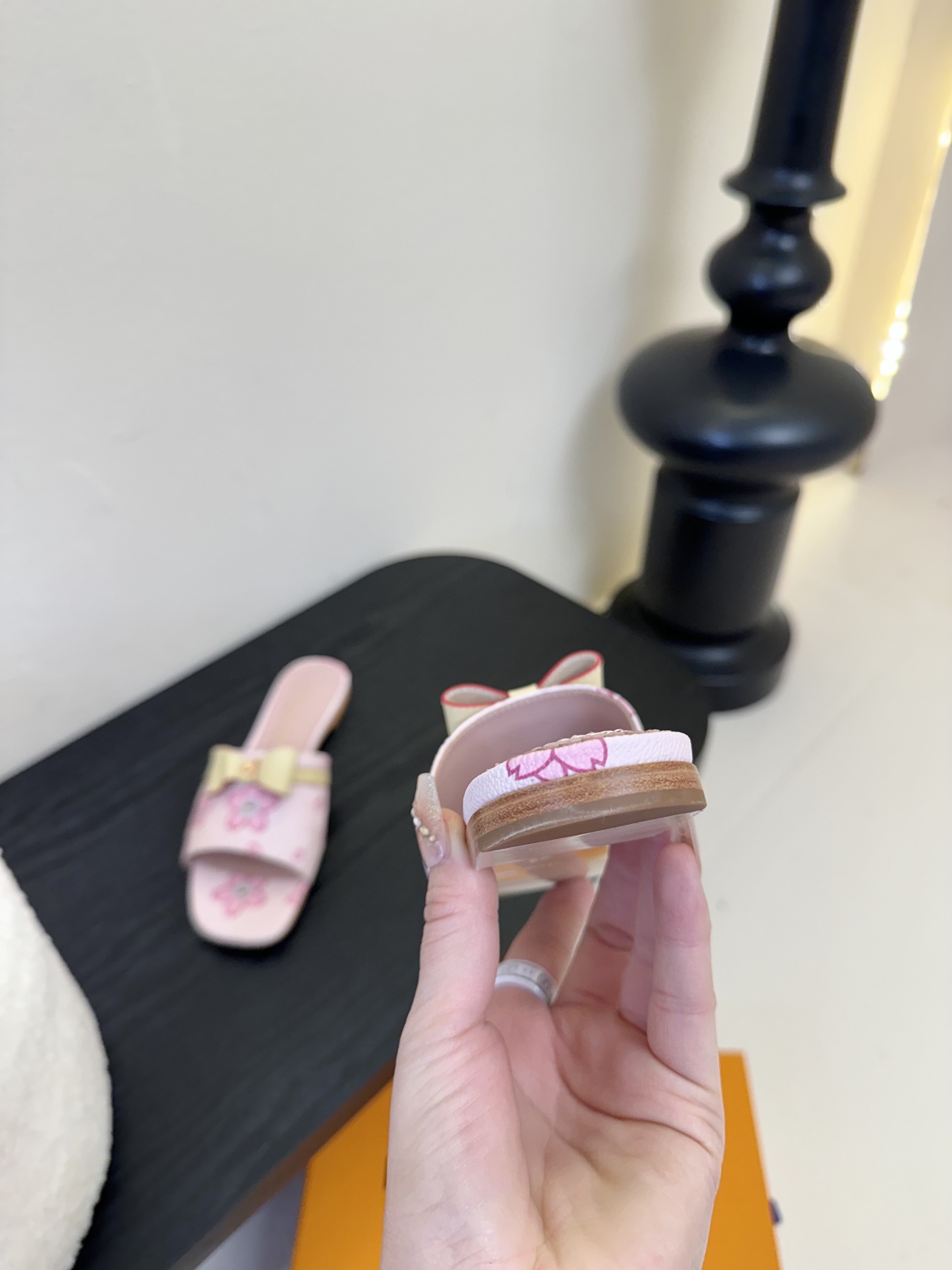 
𝐋𝐨𝐮𝐢𝐬 𝐕𝐮𝐢𝐭𝐭𝐨𝐧#路易威登春夏新品老花色 丹宁牛仔系列平跟凉鞋/小猫跟拖 复古上脚又好看 特
