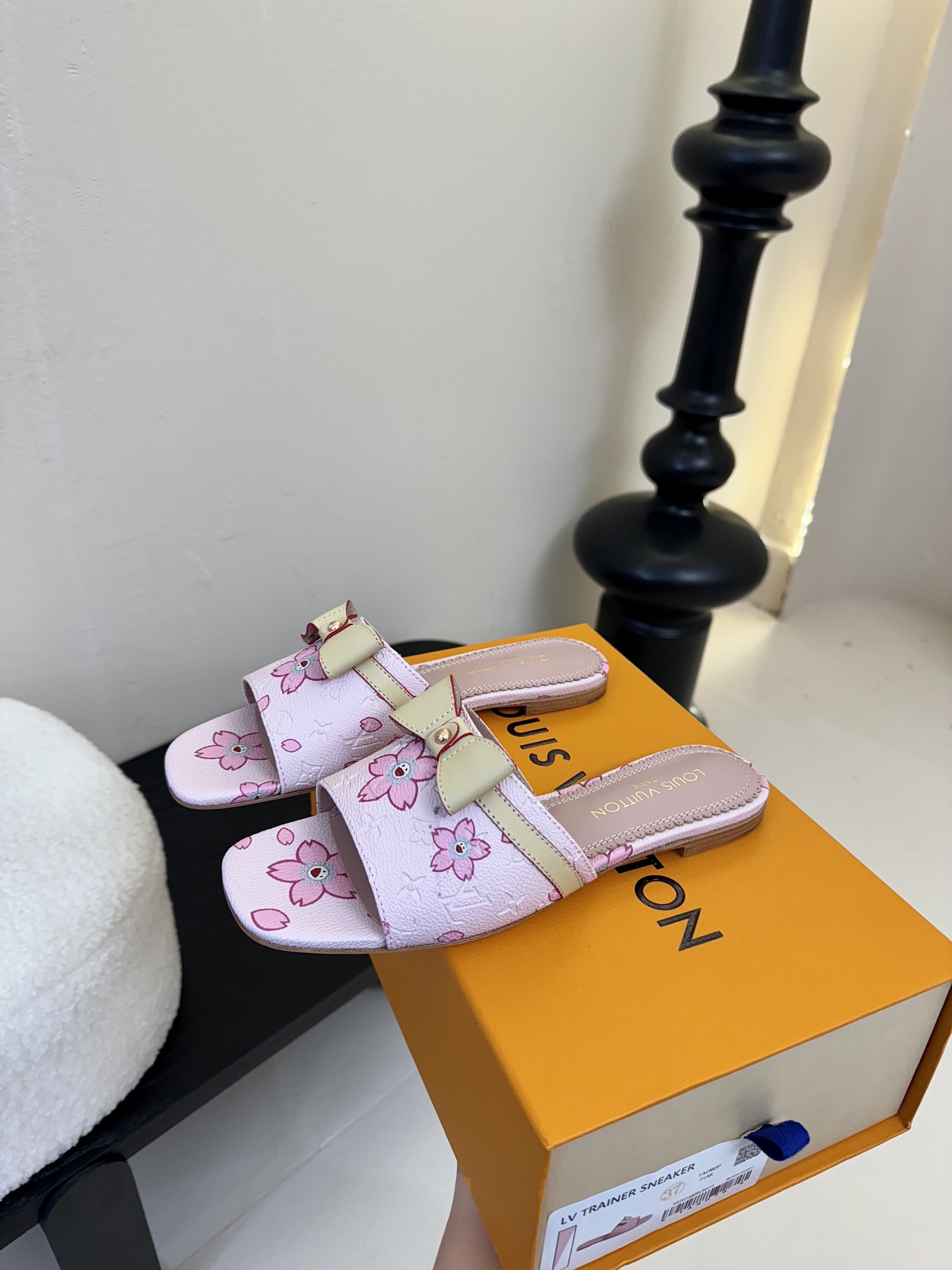 
𝐋𝐨𝐮𝐢𝐬 𝐕𝐮𝐢𝐭𝐭𝐨𝐧#路易威登春夏新品老花色 丹宁牛仔系列平跟凉鞋/小猫跟拖 复古上脚又好看 特