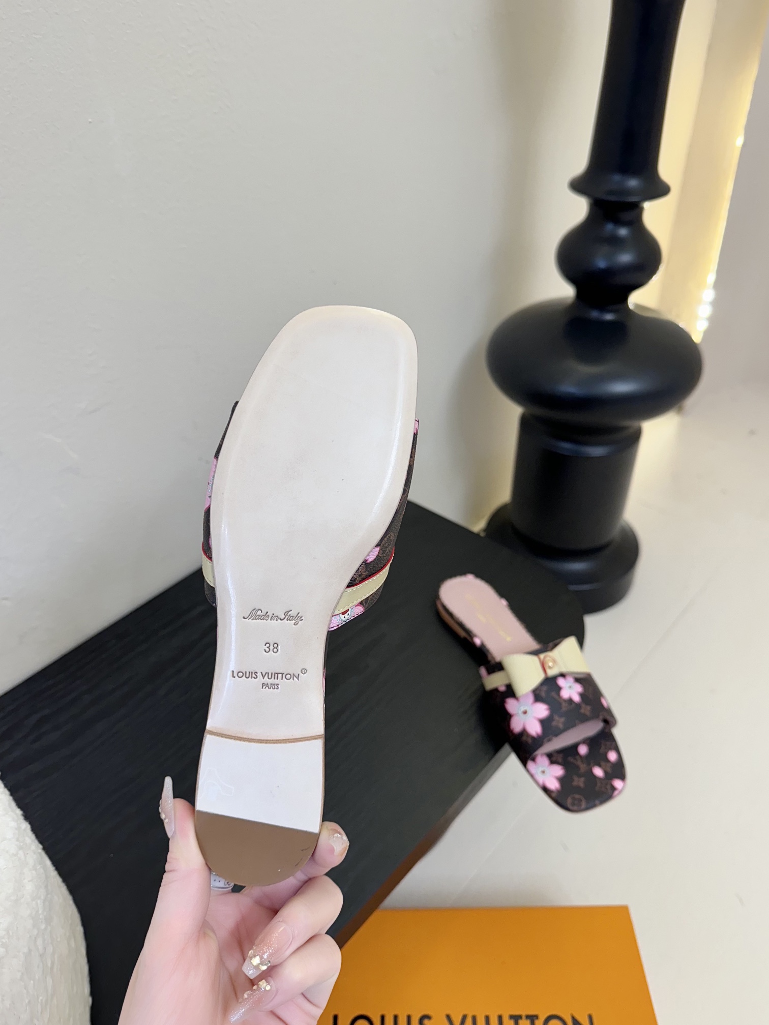 
𝐋𝐨𝐮𝐢𝐬 𝐕𝐮𝐢𝐭𝐭𝐨𝐧#路易威登春夏新品老花色 丹宁牛仔系列平跟凉鞋/小猫跟拖 复古上脚又好看 特