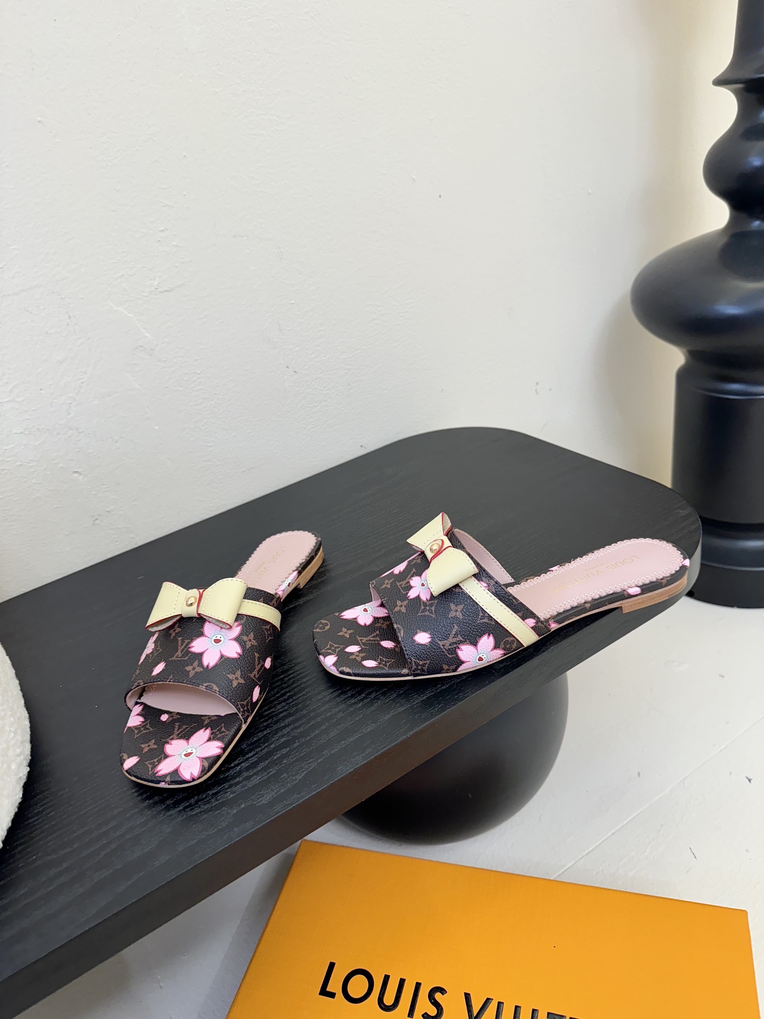 
𝐋𝐨𝐮𝐢𝐬 𝐕𝐮𝐢𝐭𝐭𝐨𝐧#路易威登春夏新品老花色 丹宁牛仔系列平跟凉鞋/小猫跟拖 复古上脚又好看 特