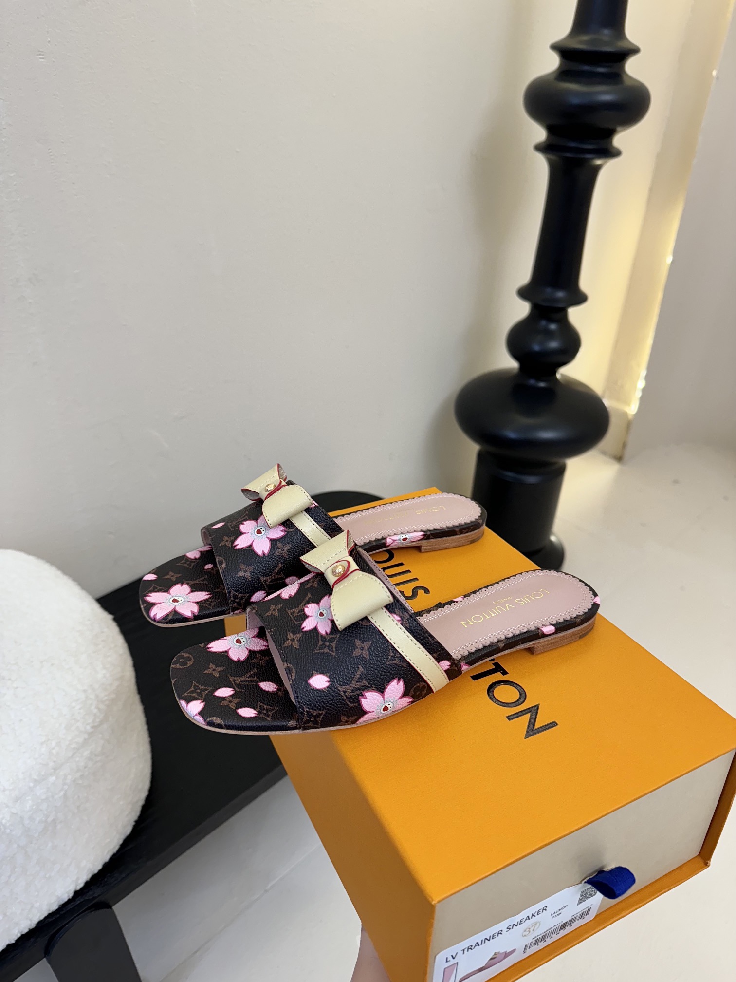 
𝐋𝐨𝐮𝐢𝐬 𝐕𝐮𝐢𝐭𝐭𝐨𝐧#路易威登春夏新品老花色 丹宁牛仔系列平跟凉鞋/小猫跟拖 复古上脚又好看 特