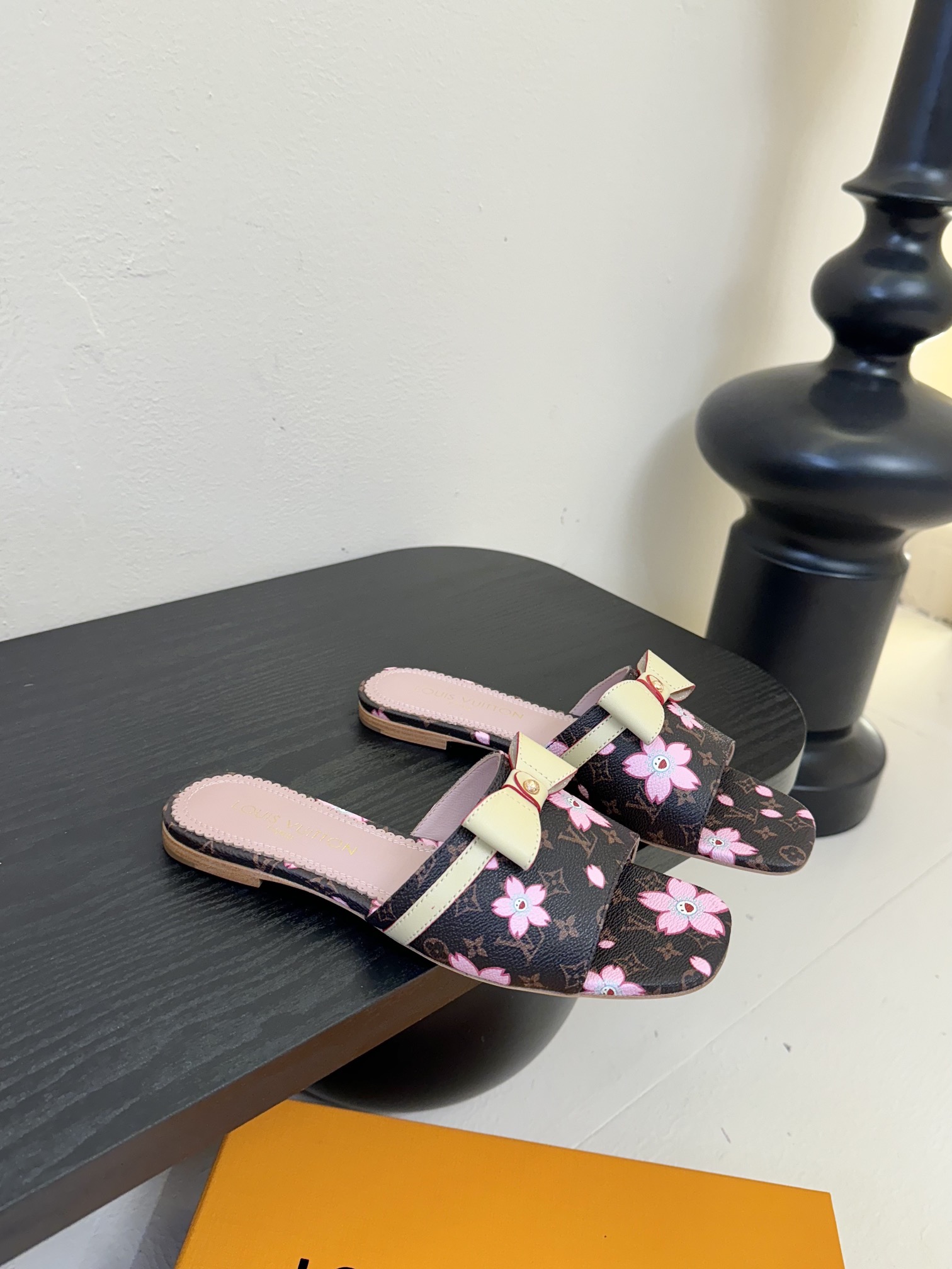 
𝐋𝐨𝐮𝐢𝐬 𝐕𝐮𝐢𝐭𝐭𝐨𝐧#路易威登春夏新品老花色 丹宁牛仔系列平跟凉鞋/小猫跟拖 复古上脚又好看 特