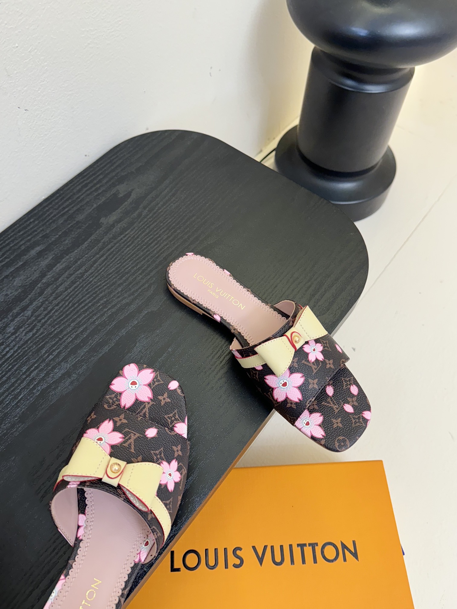 
𝐋𝐨𝐮𝐢𝐬 𝐕𝐮𝐢𝐭𝐭𝐨𝐧#路易威登春夏新品老花色 丹宁牛仔系列平跟凉鞋/小猫跟拖 复古上脚又好看 特
