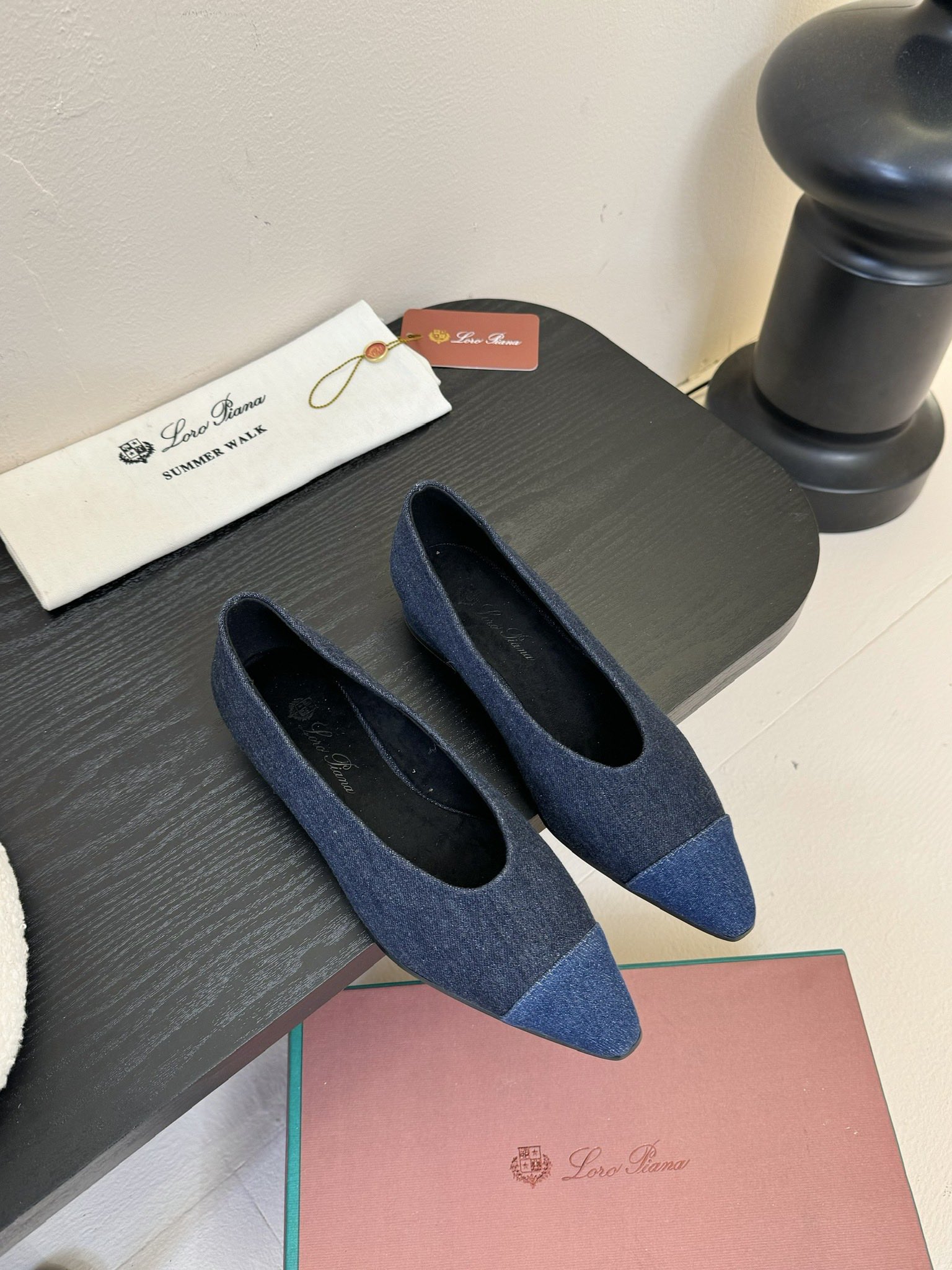 【Loro Piana】拼色单鞋。极简主义风格。属于非常耐看的款式！高级百搭之王。鞋面牛皮。进口真皮大底