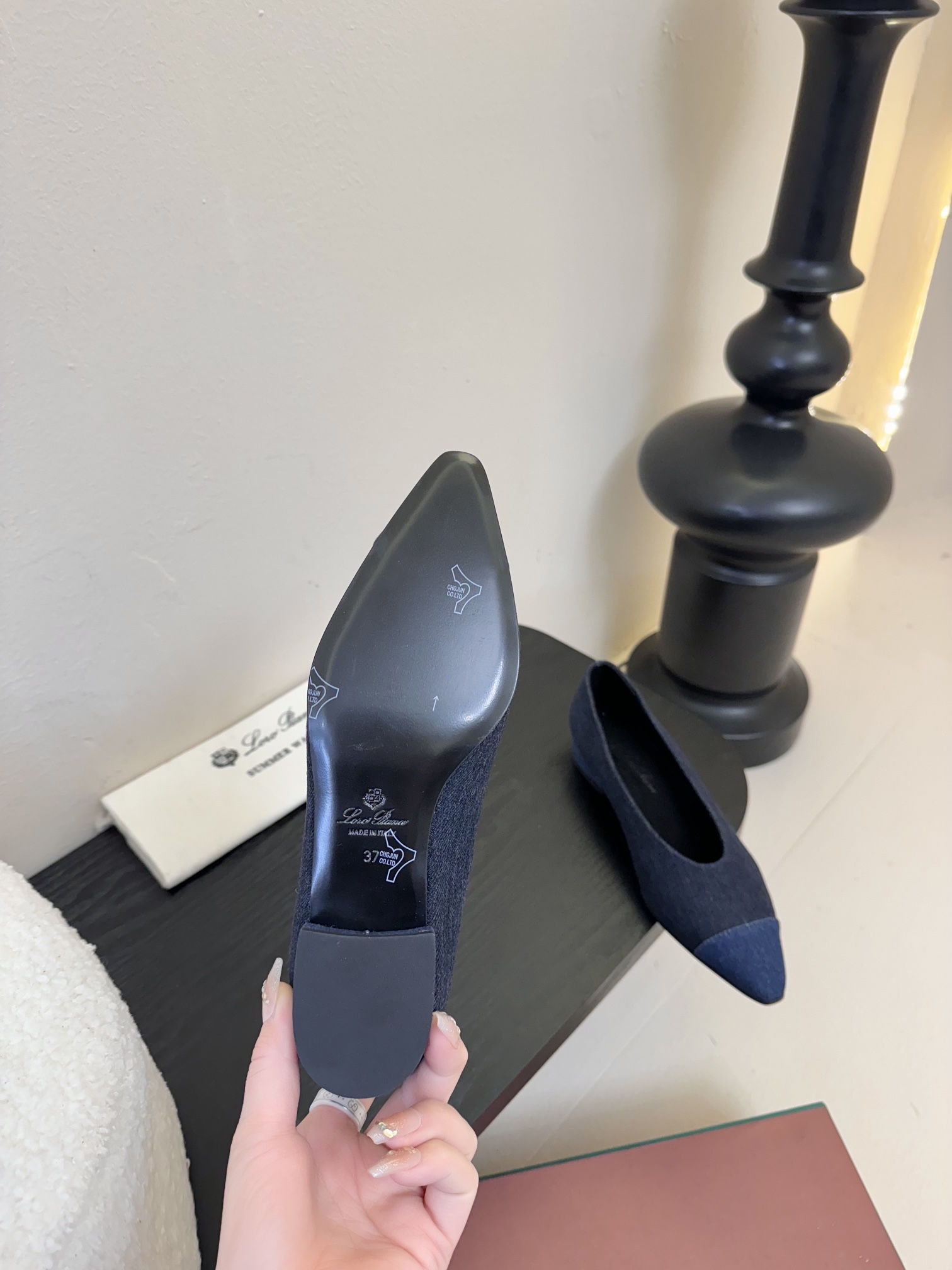 【Loro Piana】拼色单鞋。极简主义风格。属于非常耐看的款式！高级百搭之王。鞋面牛皮。进口真皮大底