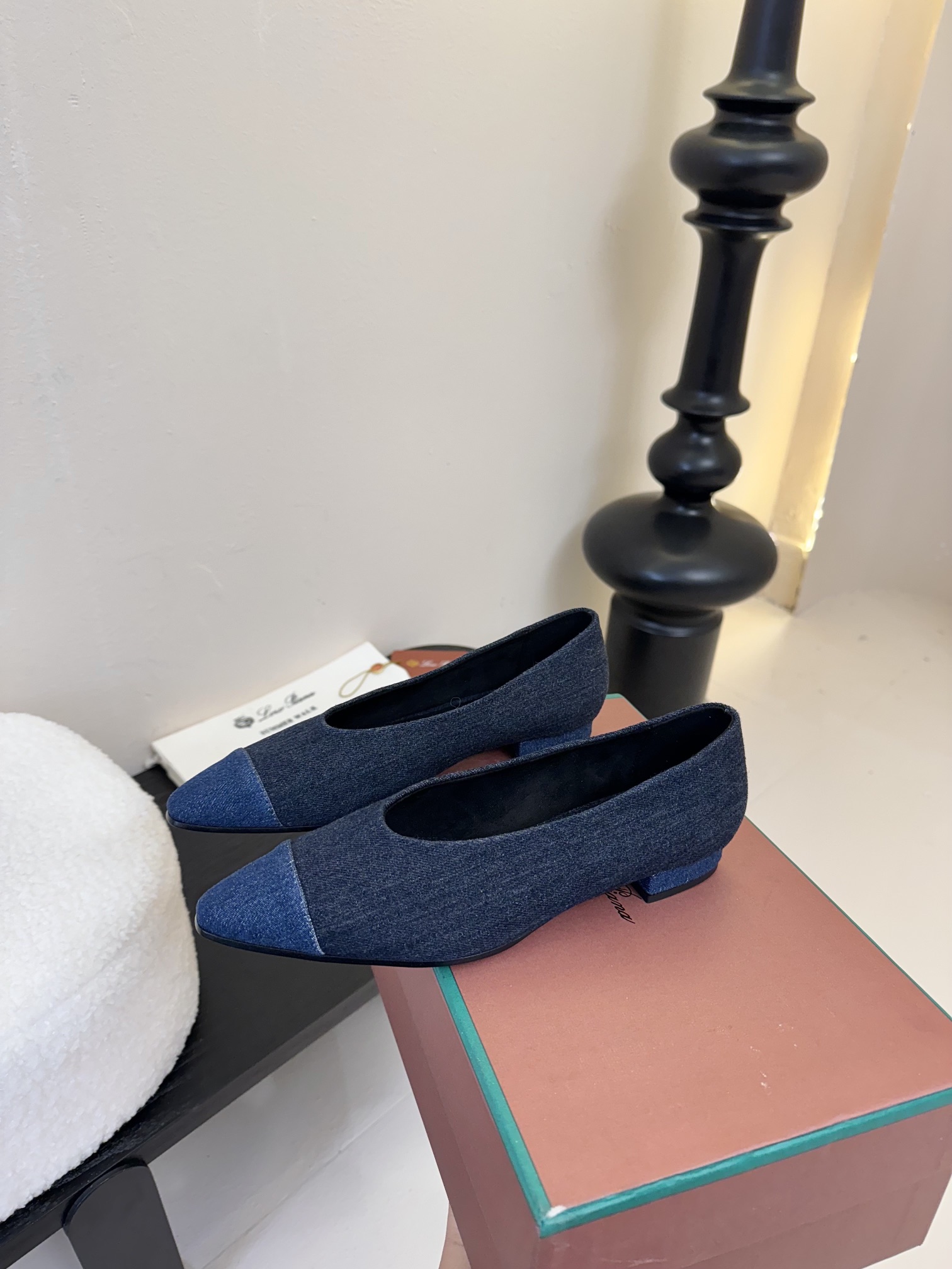 【Loro Piana】拼色单鞋。极简主义风格。属于非常耐看的款式！高级百搭之王。鞋面牛皮。进口真皮大底