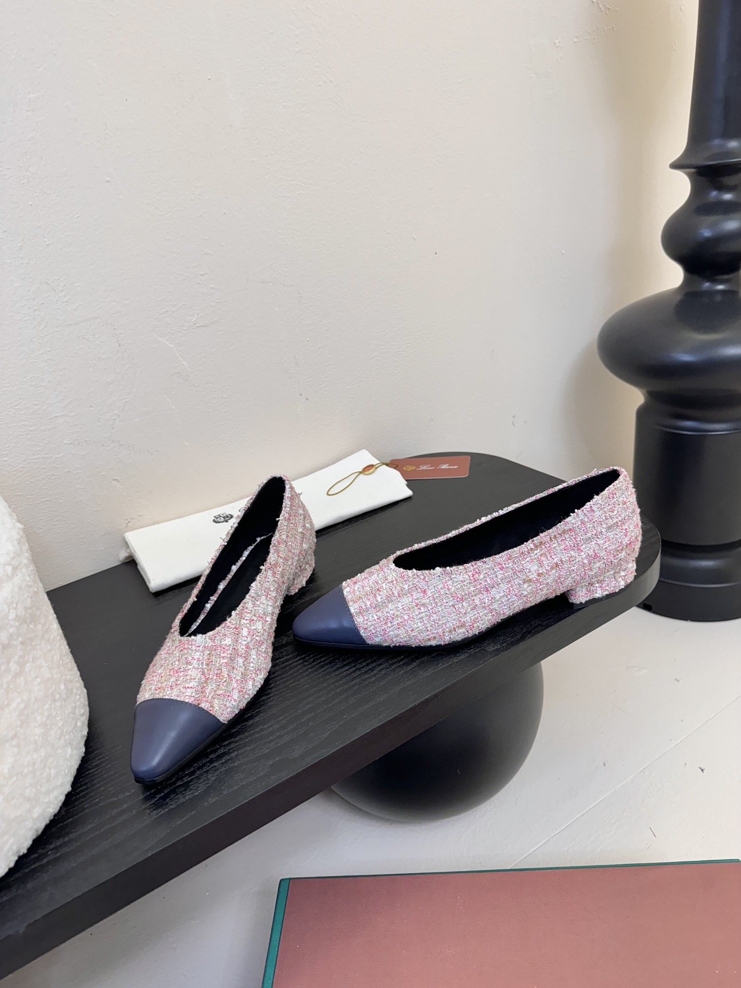 【Loro Piana】拼色单鞋。极简主义风格。属于非常耐看的款式！高级百搭之王。鞋面牛皮。进口真皮大底