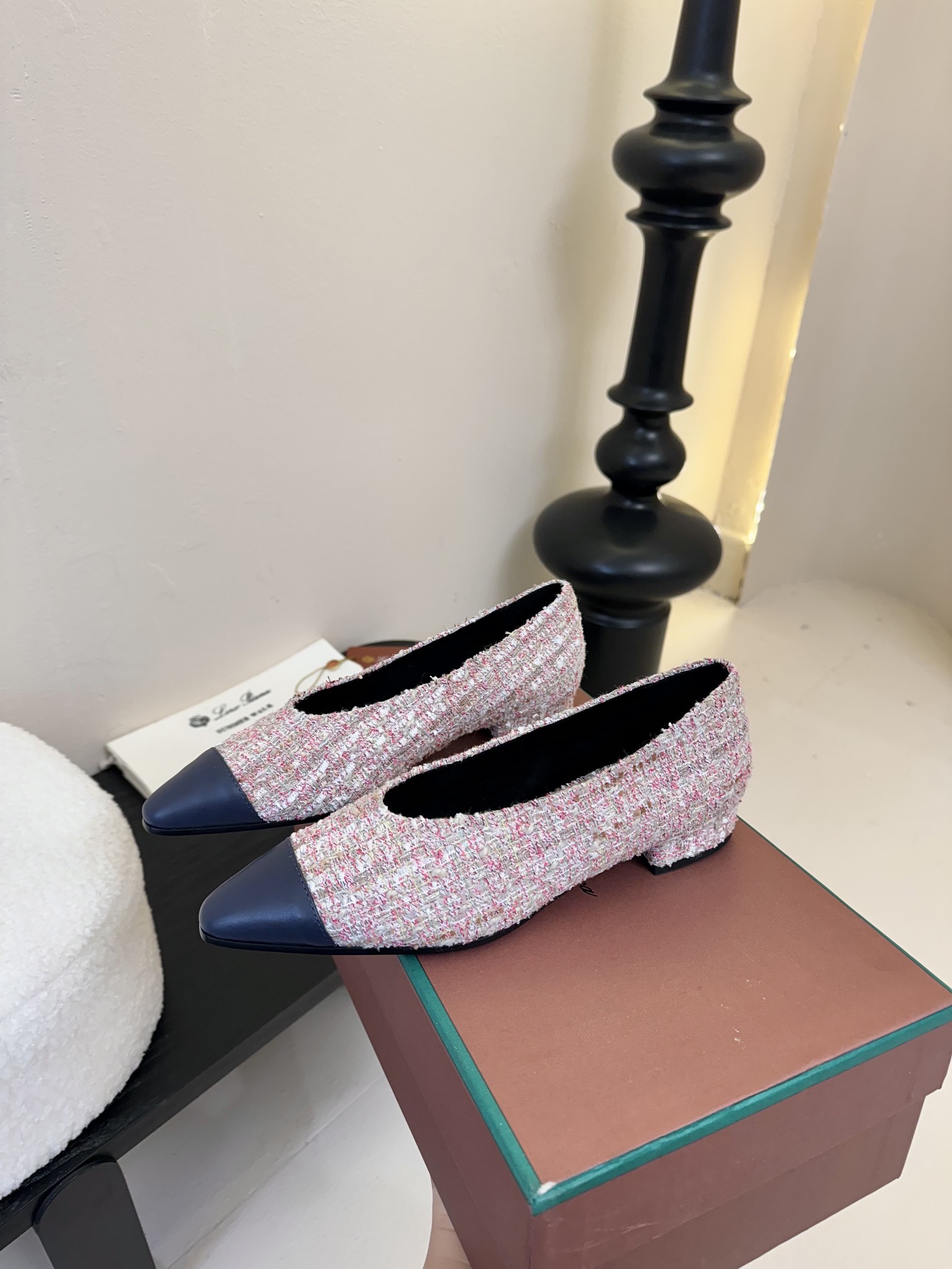 【Loro Piana】拼色单鞋。极简主义风格。属于非常耐看的款式！高级百搭之王。鞋面牛皮。进口真皮大底
