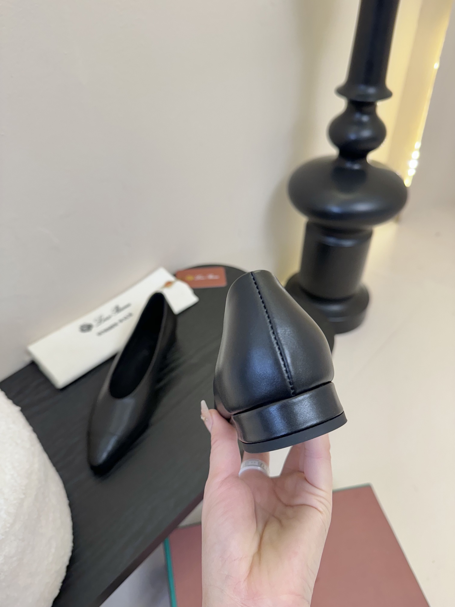 【Loro Piana】拼色单鞋。极简主义风格。属于非常耐看的款式！高级百搭之王。鞋面牛皮。进口真皮大底