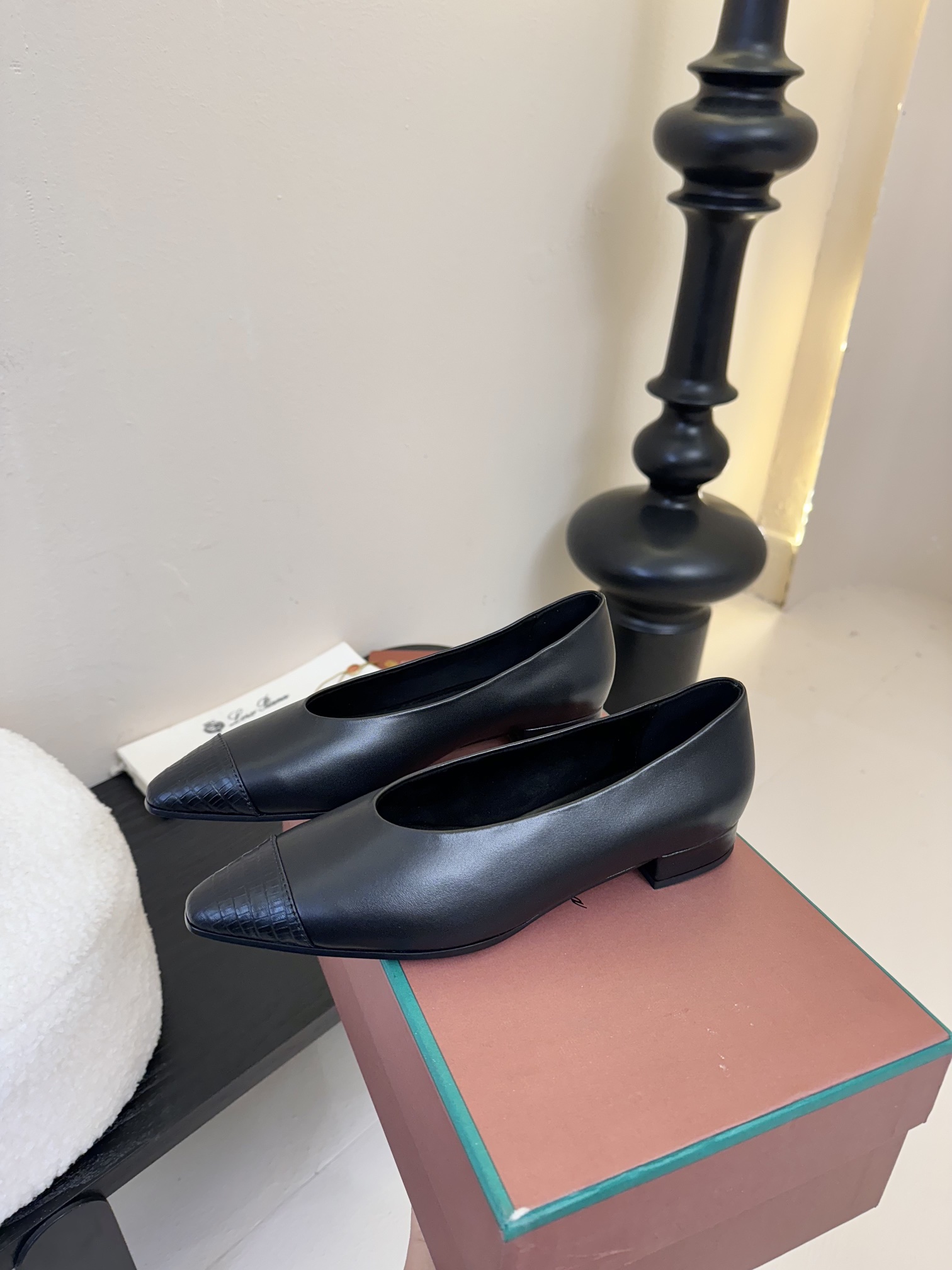 【Loro Piana】拼色单鞋。极简主义风格。属于非常耐看的款式！高级百搭之王。鞋面牛皮。进口真皮大底