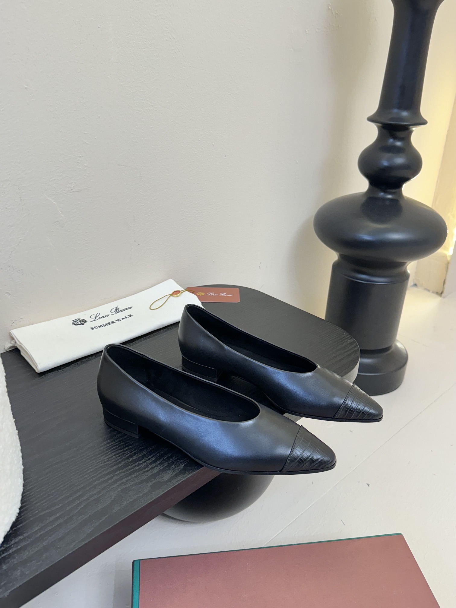 【Loro Piana】拼色单鞋。极简主义风格。属于非常耐看的款式！高级百搭之王。鞋面牛皮。进口真皮大底