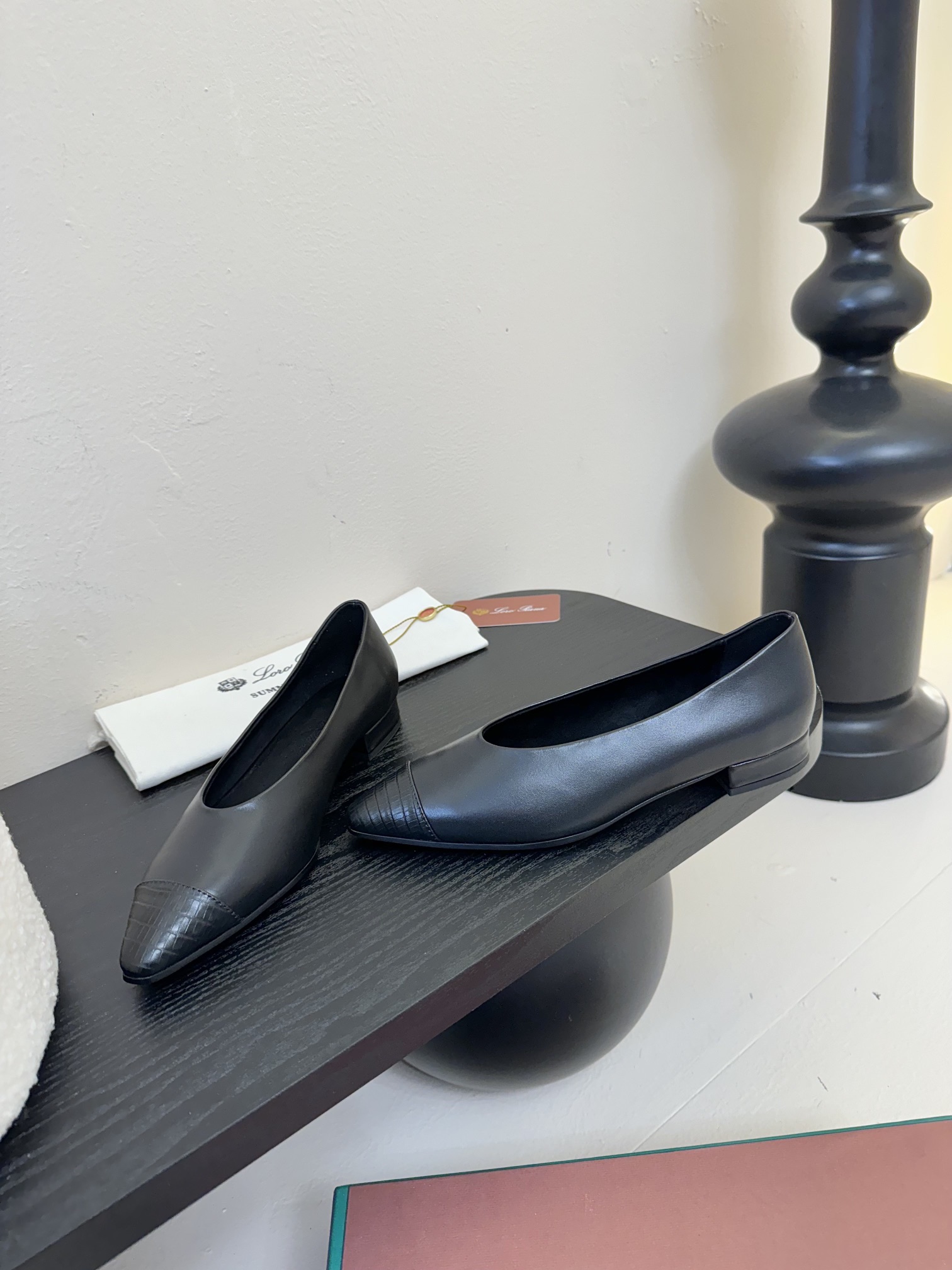 【Loro Piana】拼色单鞋。极简主义风格。属于非常耐看的款式！高级百搭之王。鞋面牛皮。进口真皮大底